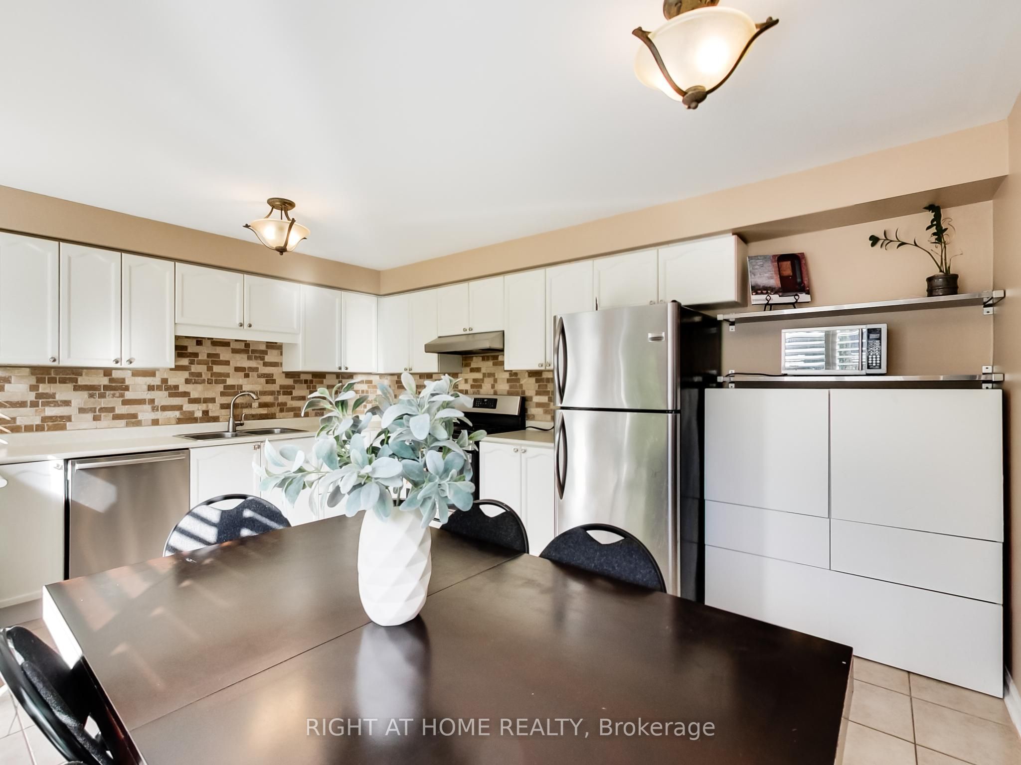 2527 Nettlecreek Crescent Property Photo 13