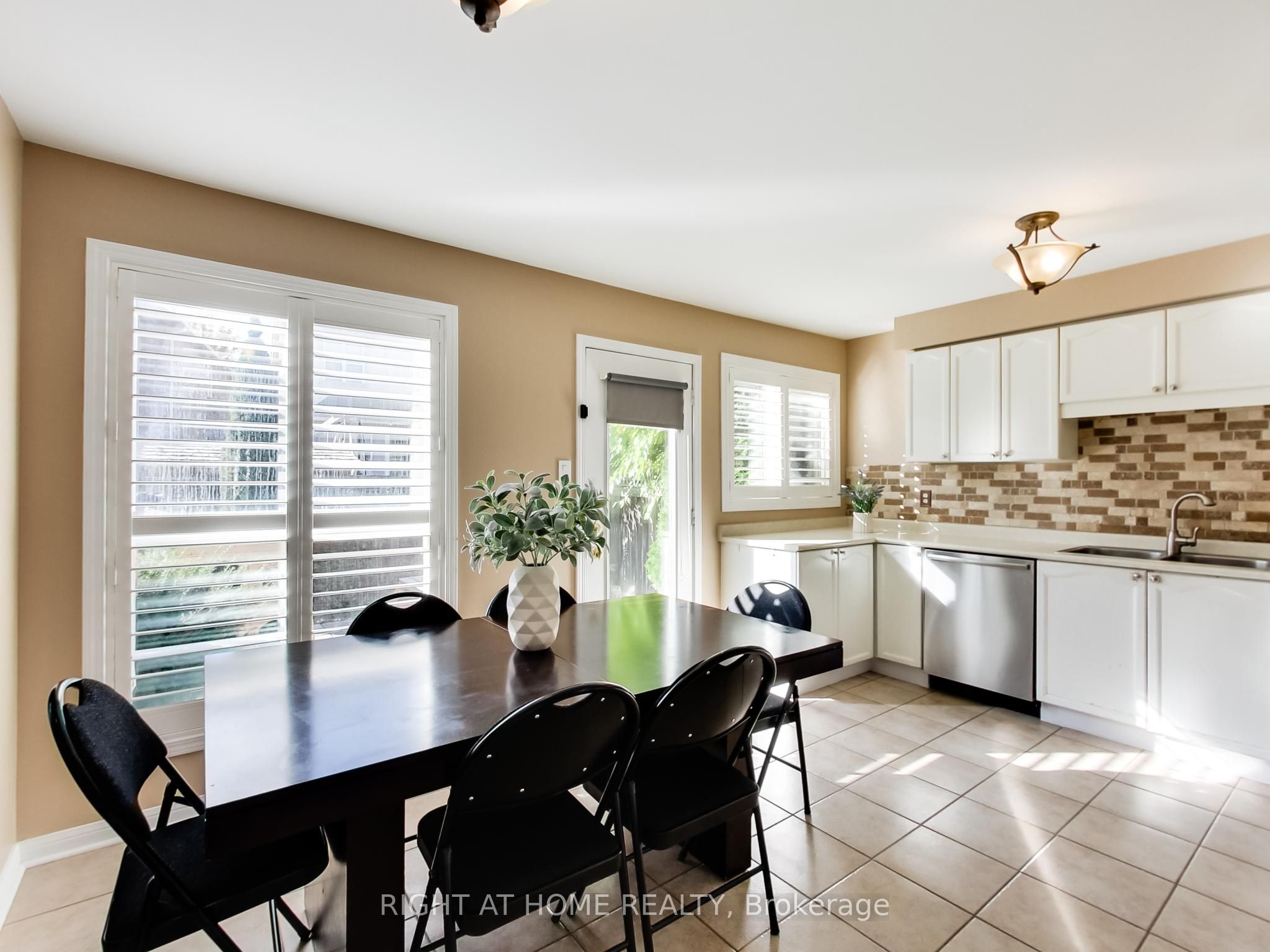 2527 Nettlecreek Crescent Property Photo 14