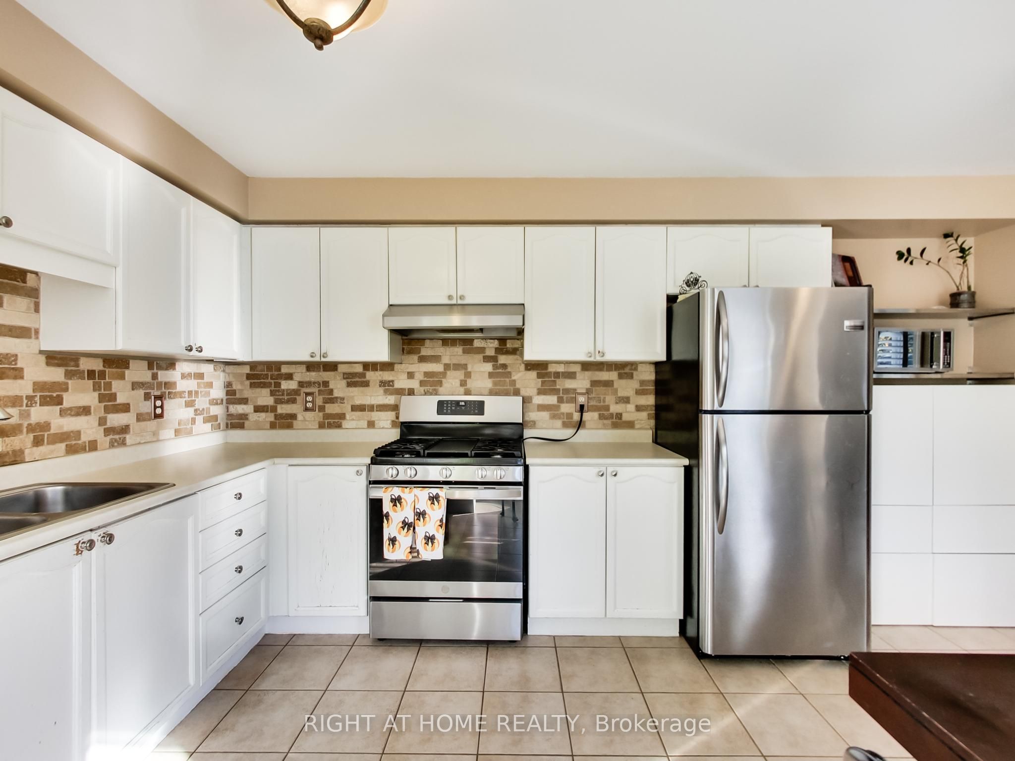 2527 Nettlecreek Crescent Property Photo 16