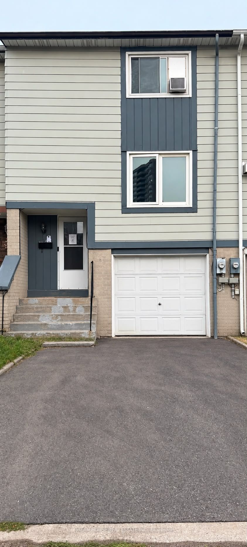 40 Hoskins Square Property Photo 1
