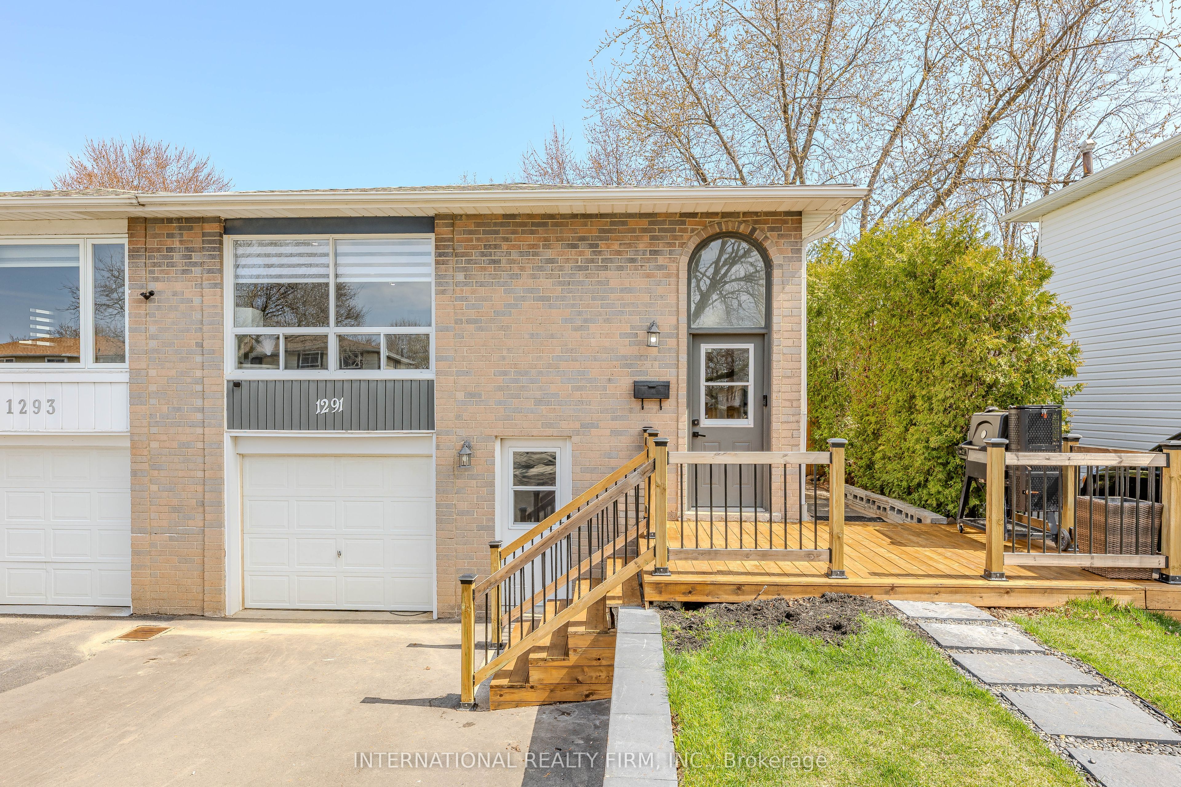 1291 Consort Crescent Property Photo 1