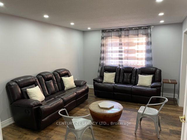 25 Kentucky Drive (upper) Property Photo 8