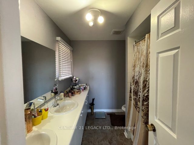 25 Kentucky Drive (upper) Property Photo 24