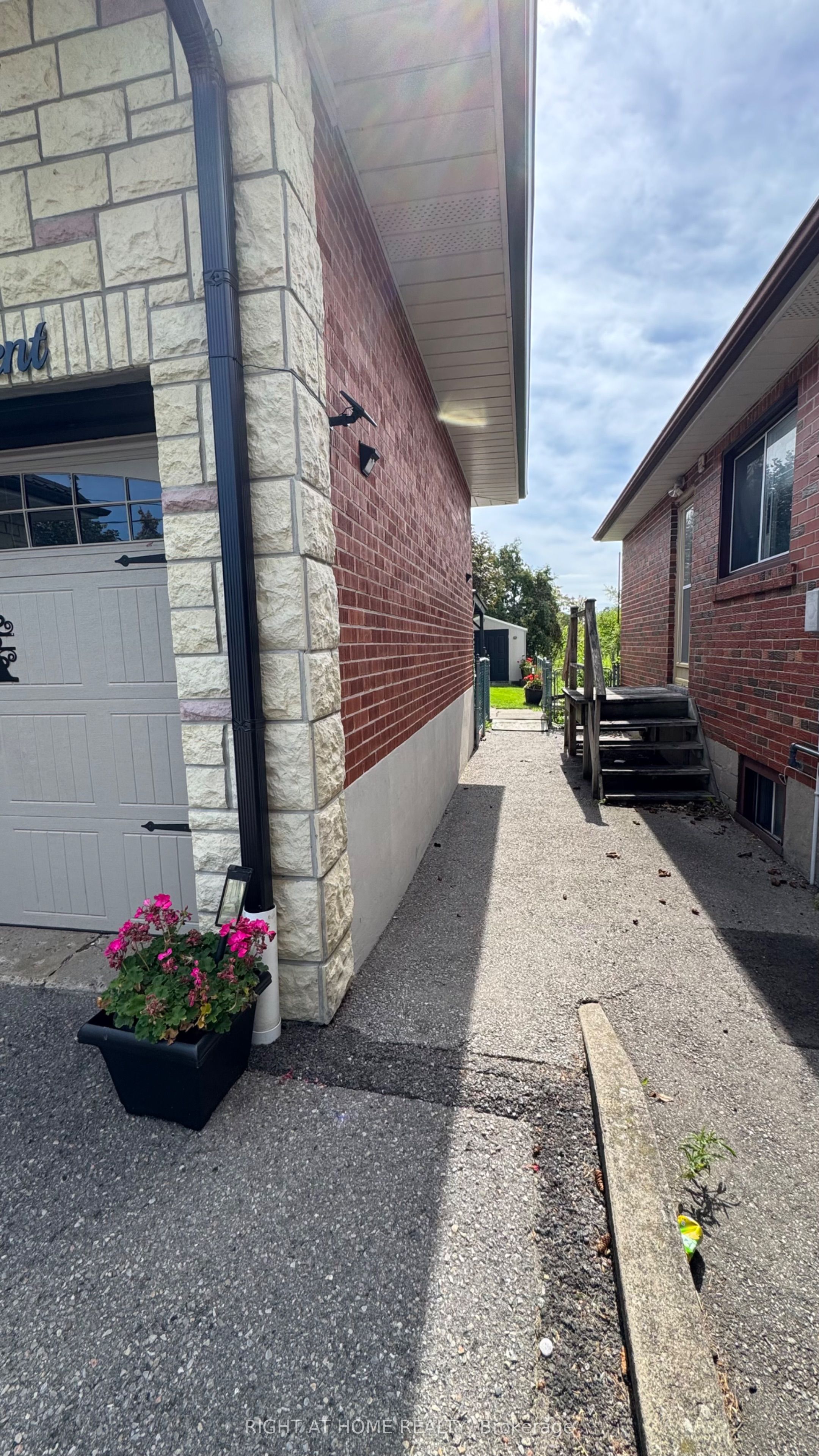 31 Whitburn Crescent Lower Level Property Photo 2