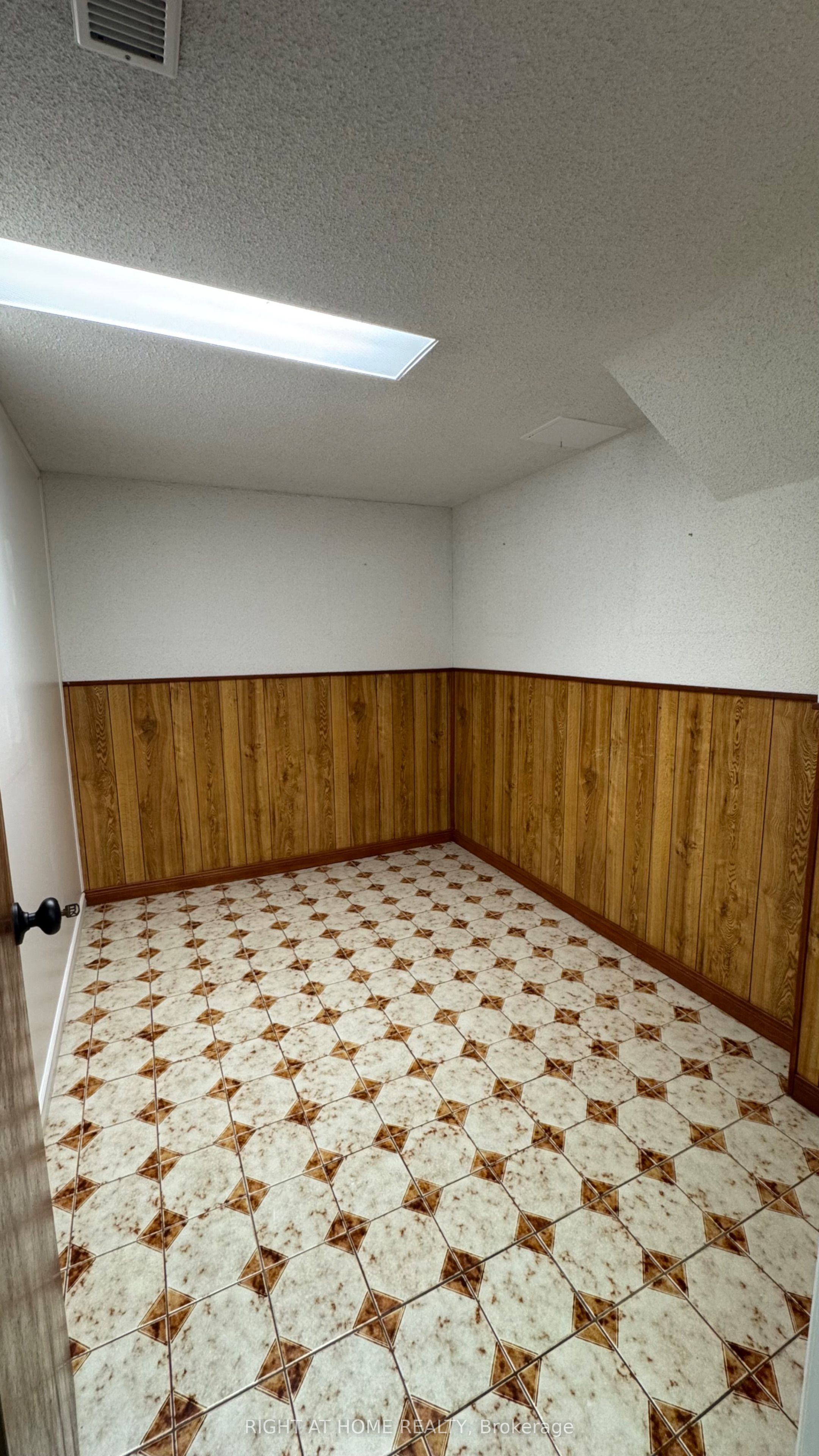 31 Whitburn Crescent Lower Level Property Photo 21