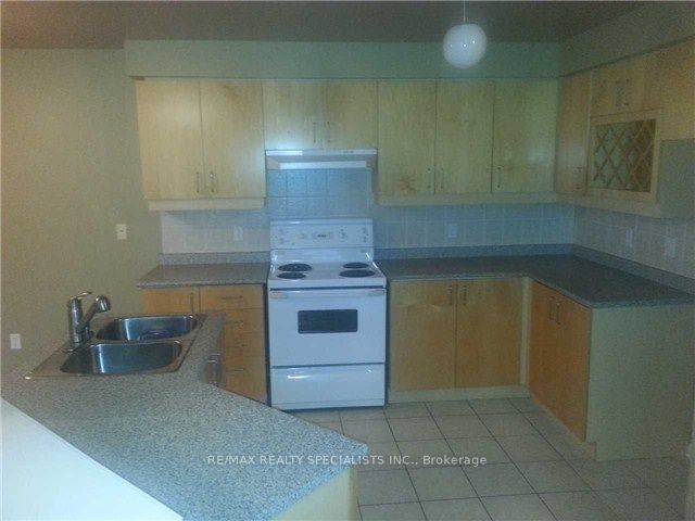 28 Fordwich Boulevard Property Photo 5