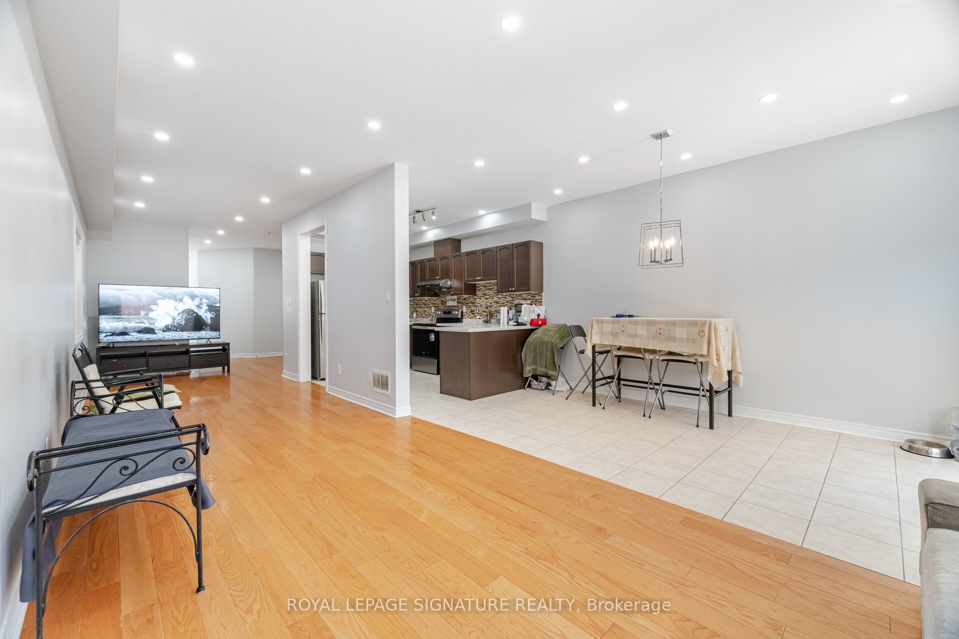 443 Comiskey Crescent Property Photo 12