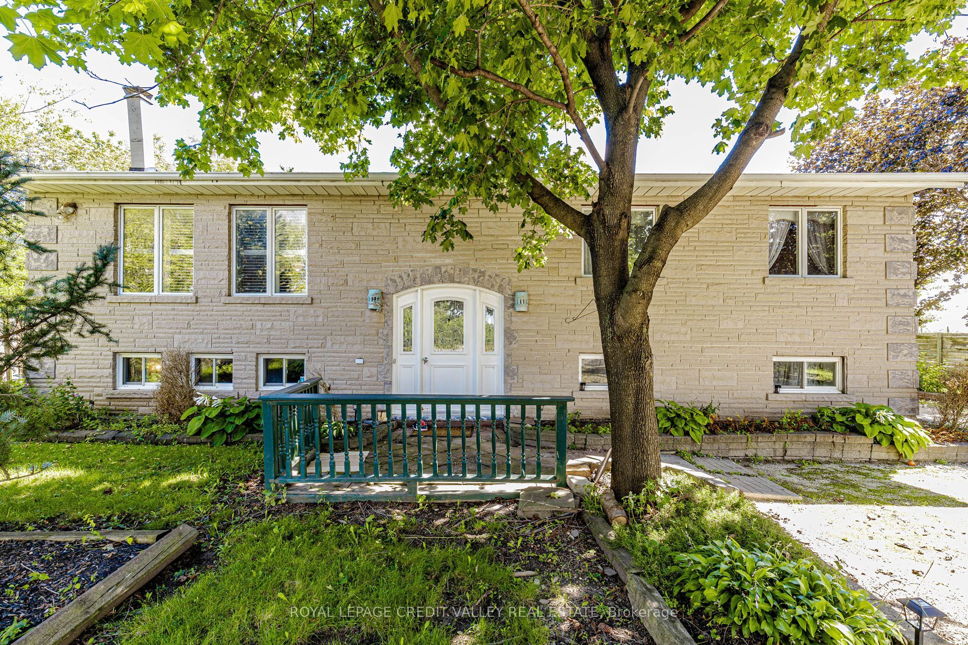 5945 King Street Property Photo 4