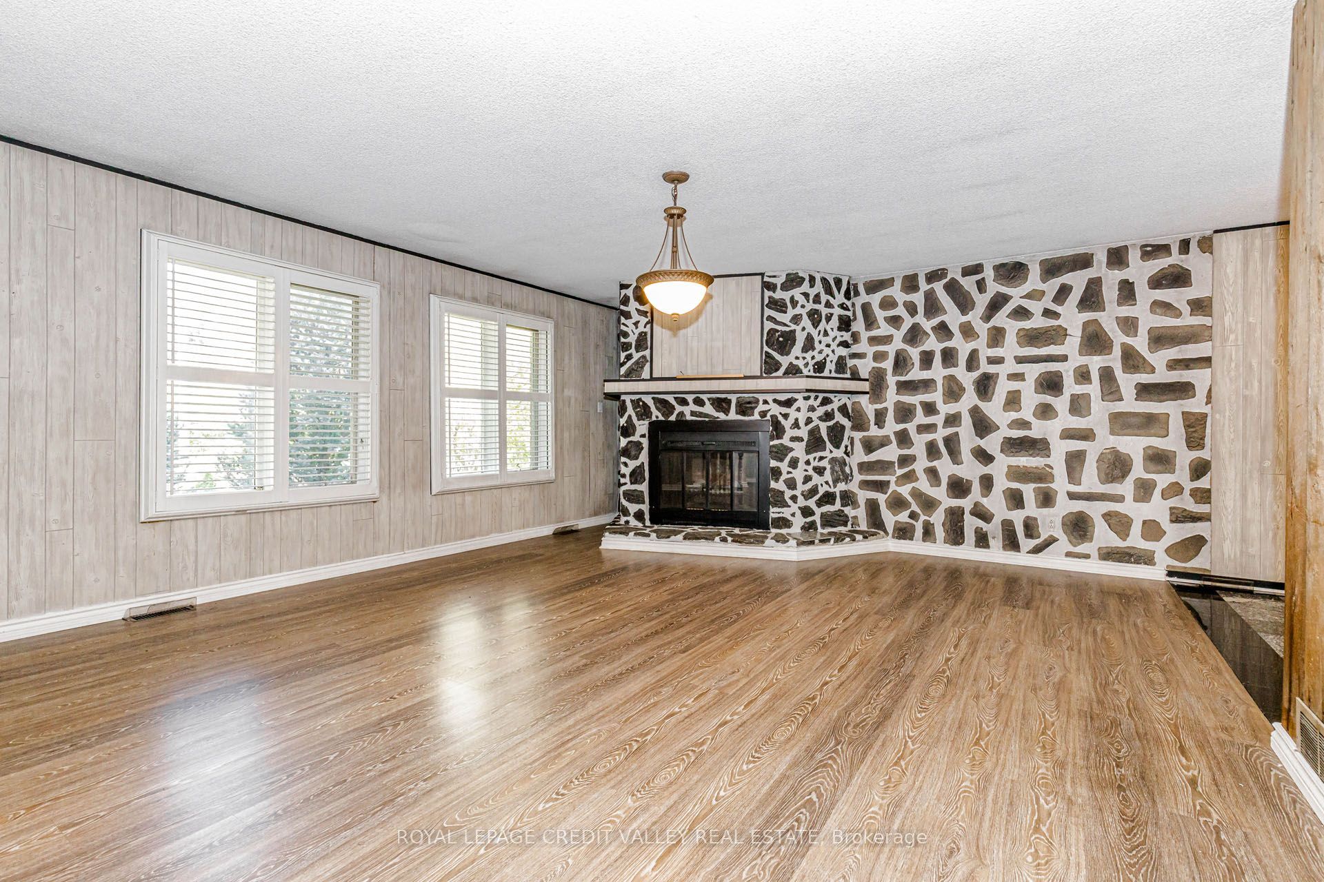 5945 King Street Property Photo 14