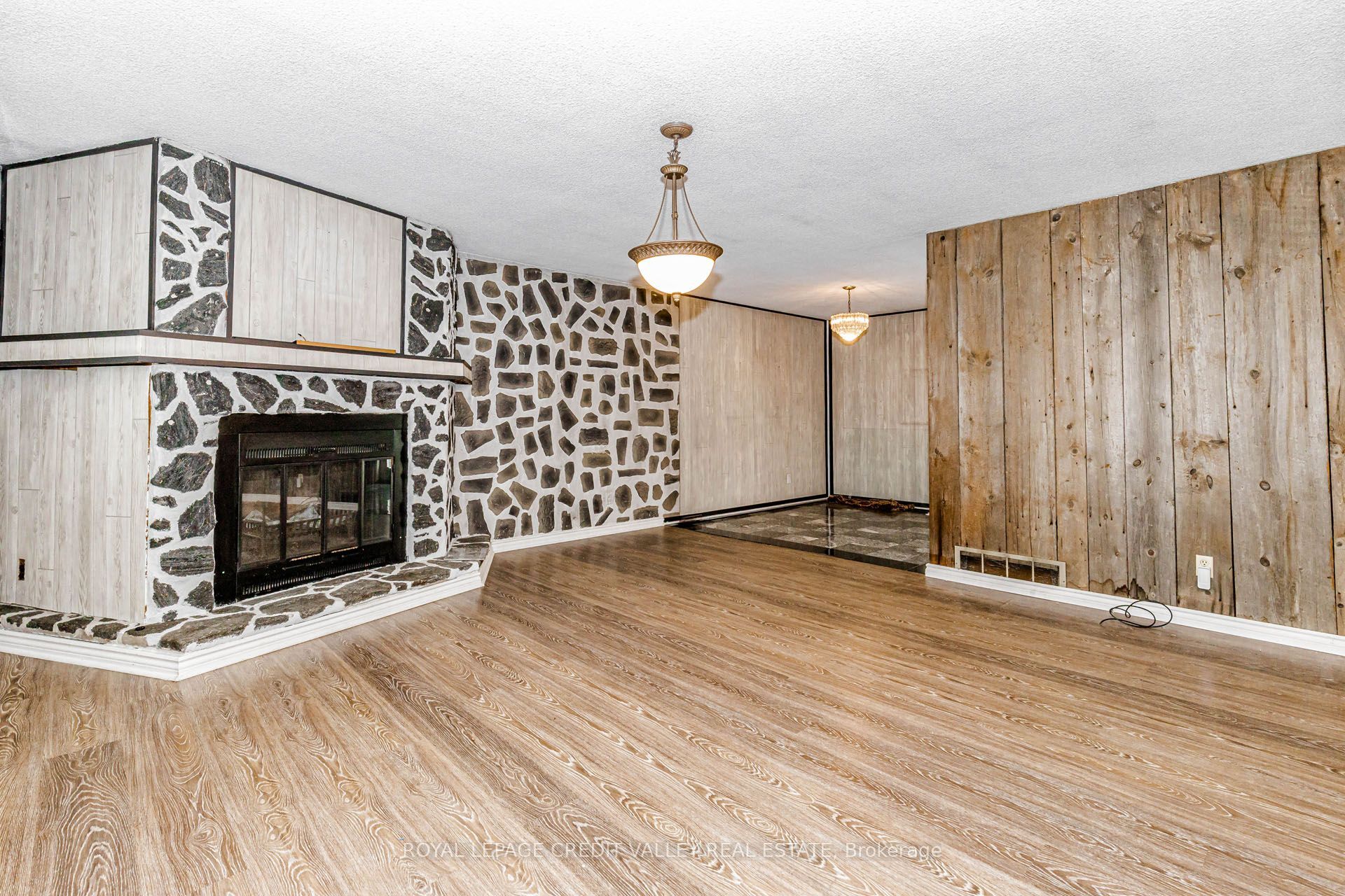 5945 King Street Property Photo 15
