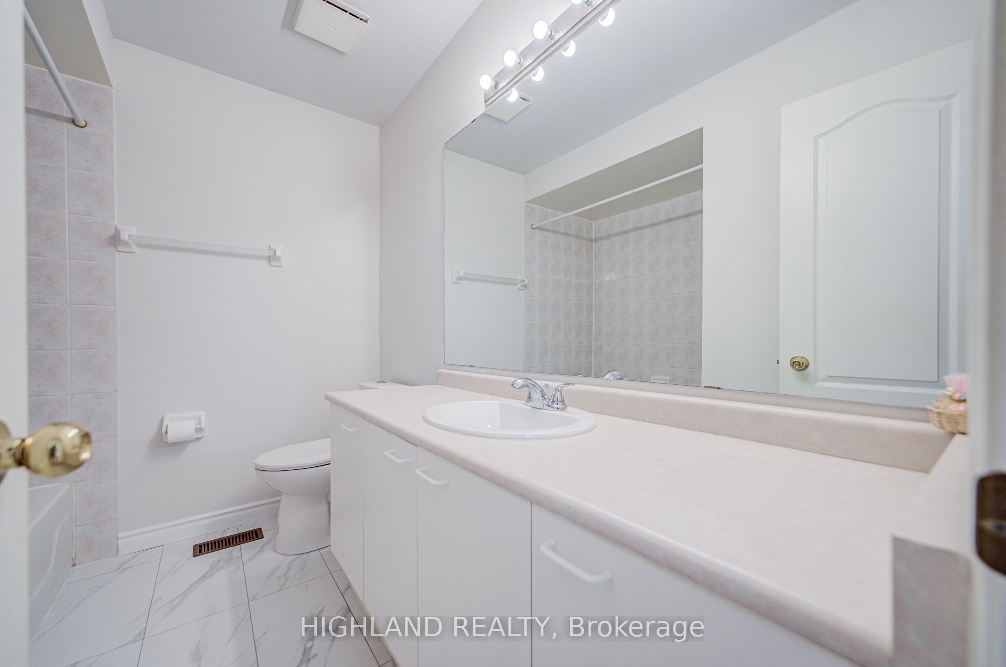 849 Scollard Court Property Photo 20