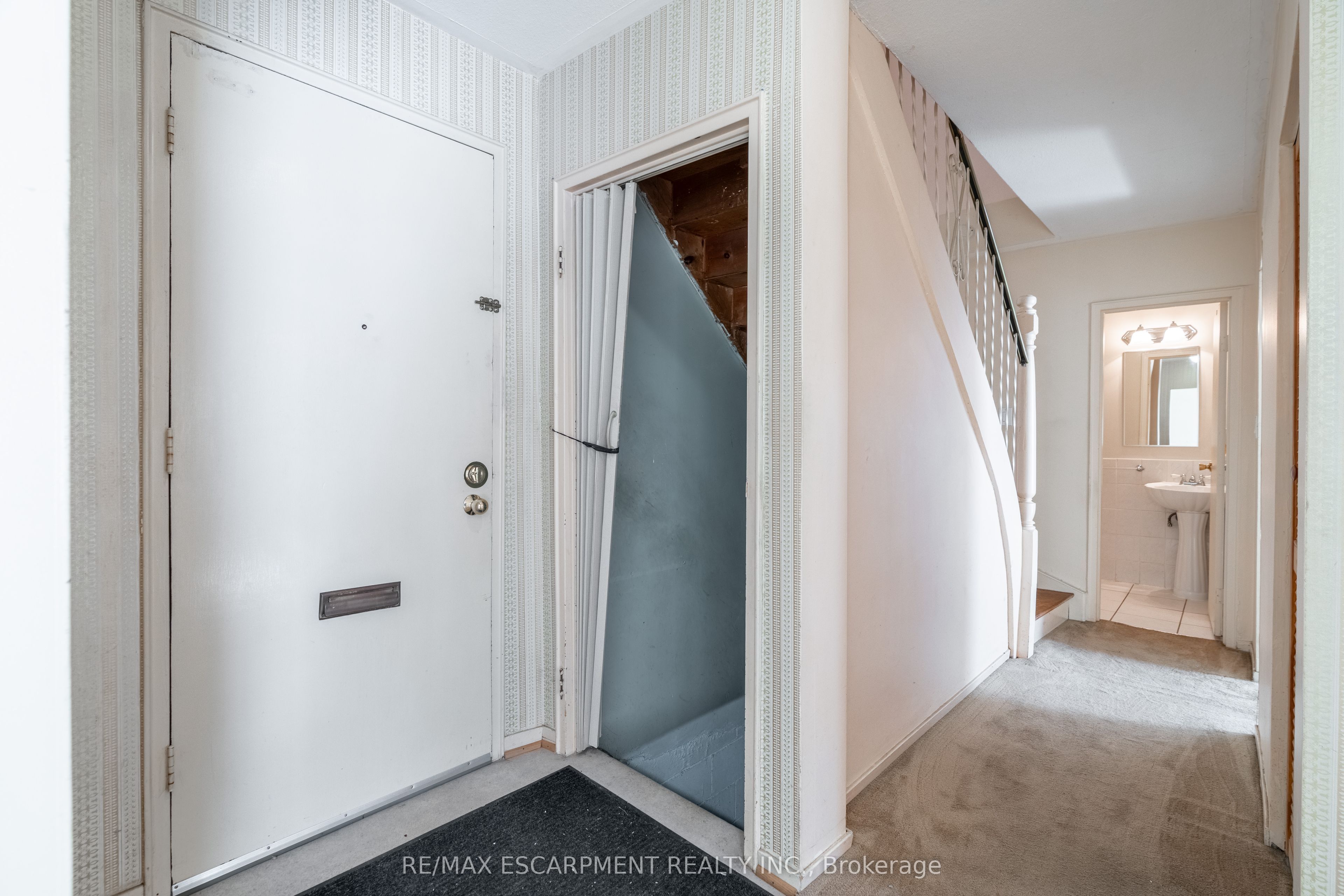 519 Claridge Road 8 Property Photo 2