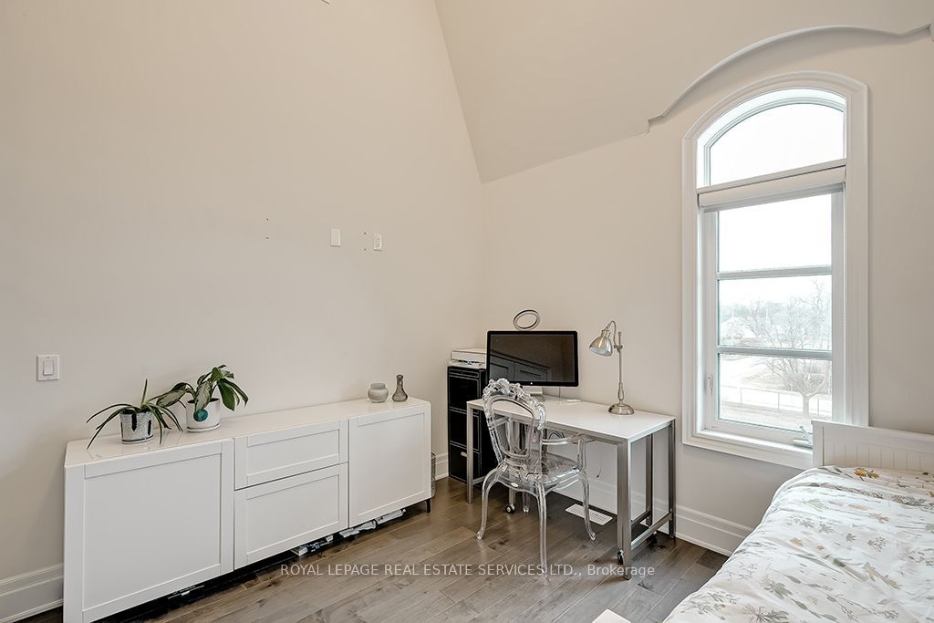 210 Dorval Drive Property Photo 33