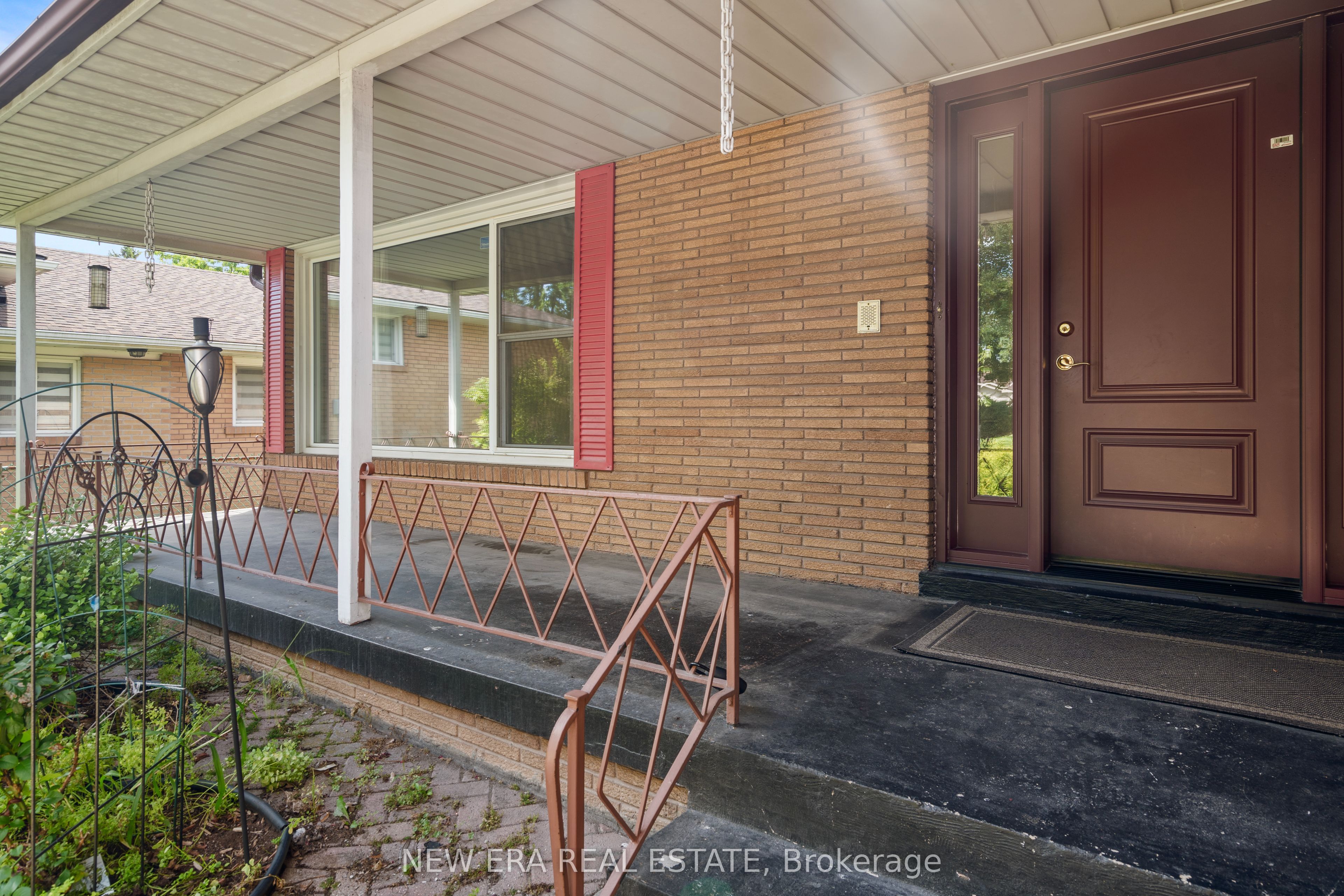 1889 Steepbank Crescent Property Photo 3