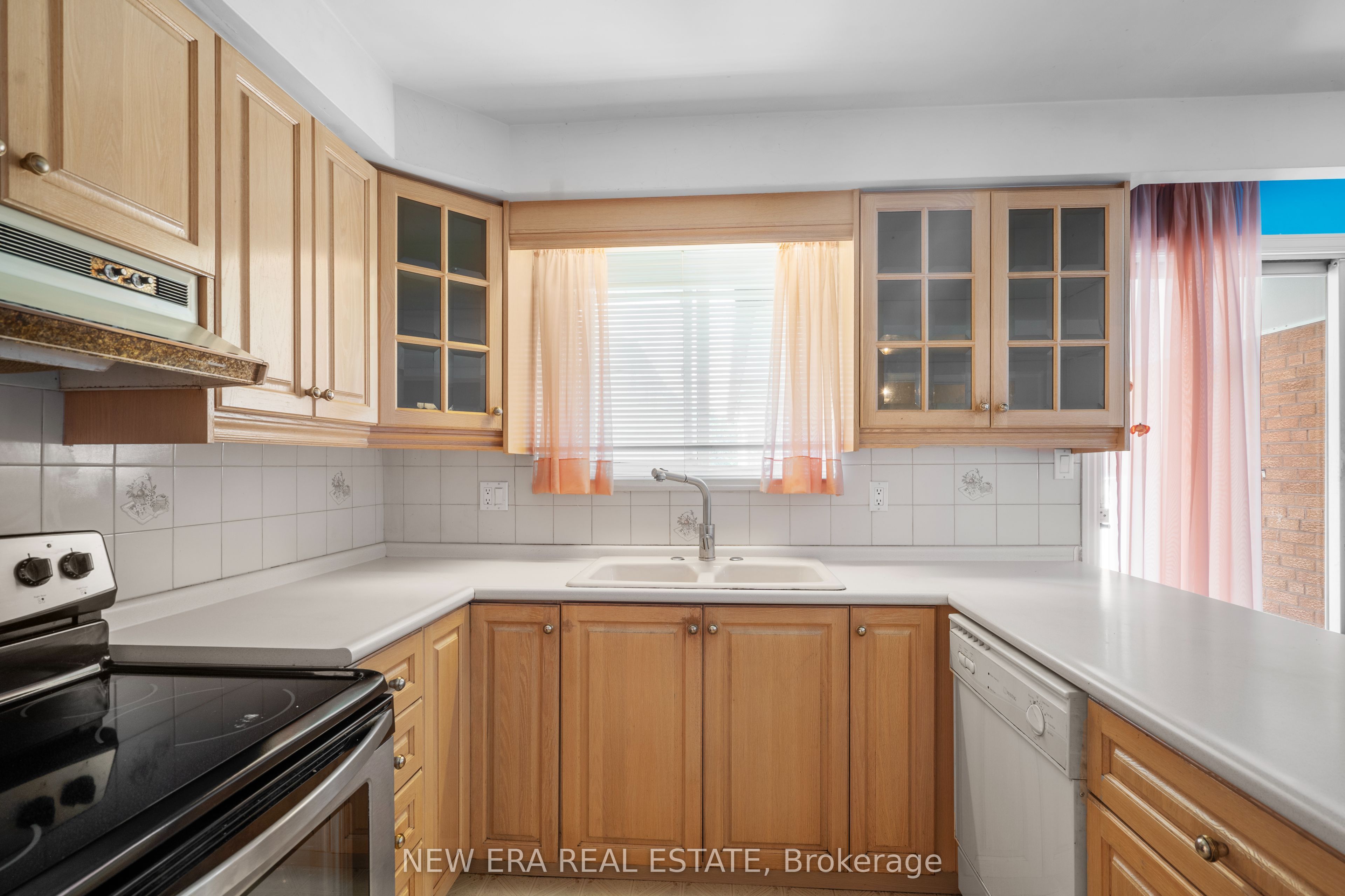 1889 Steepbank Crescent Property Photo 11