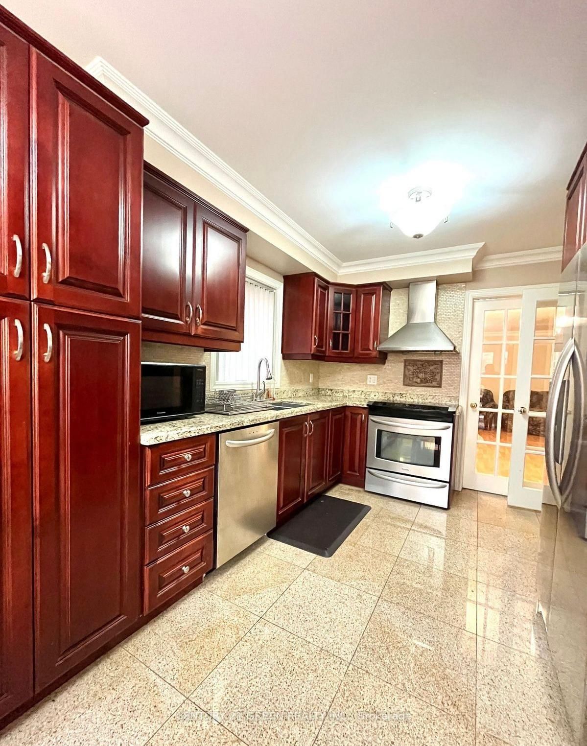 215 Kingknoll Drive Property Photo 2