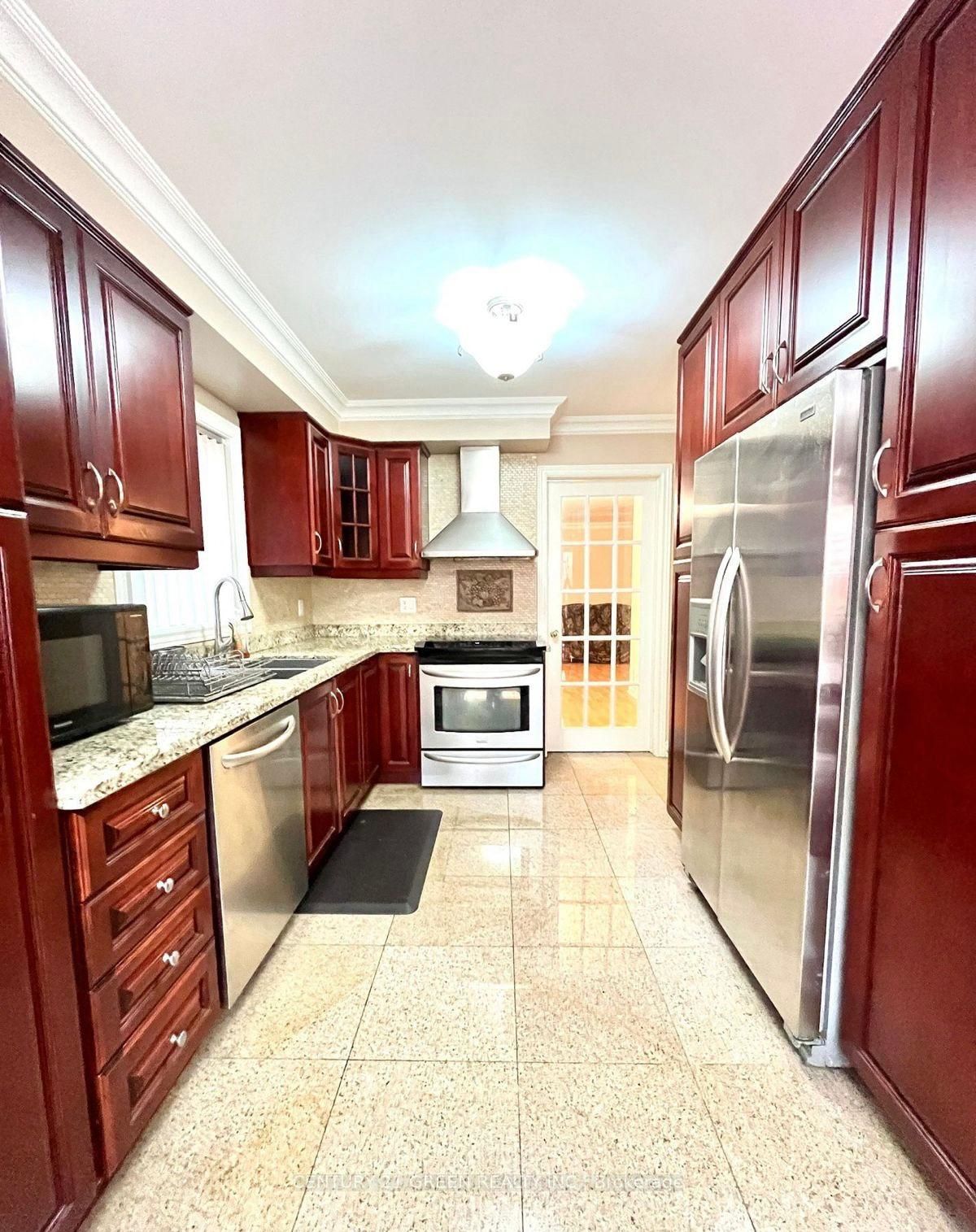 215 Kingknoll Drive Property Photo 3