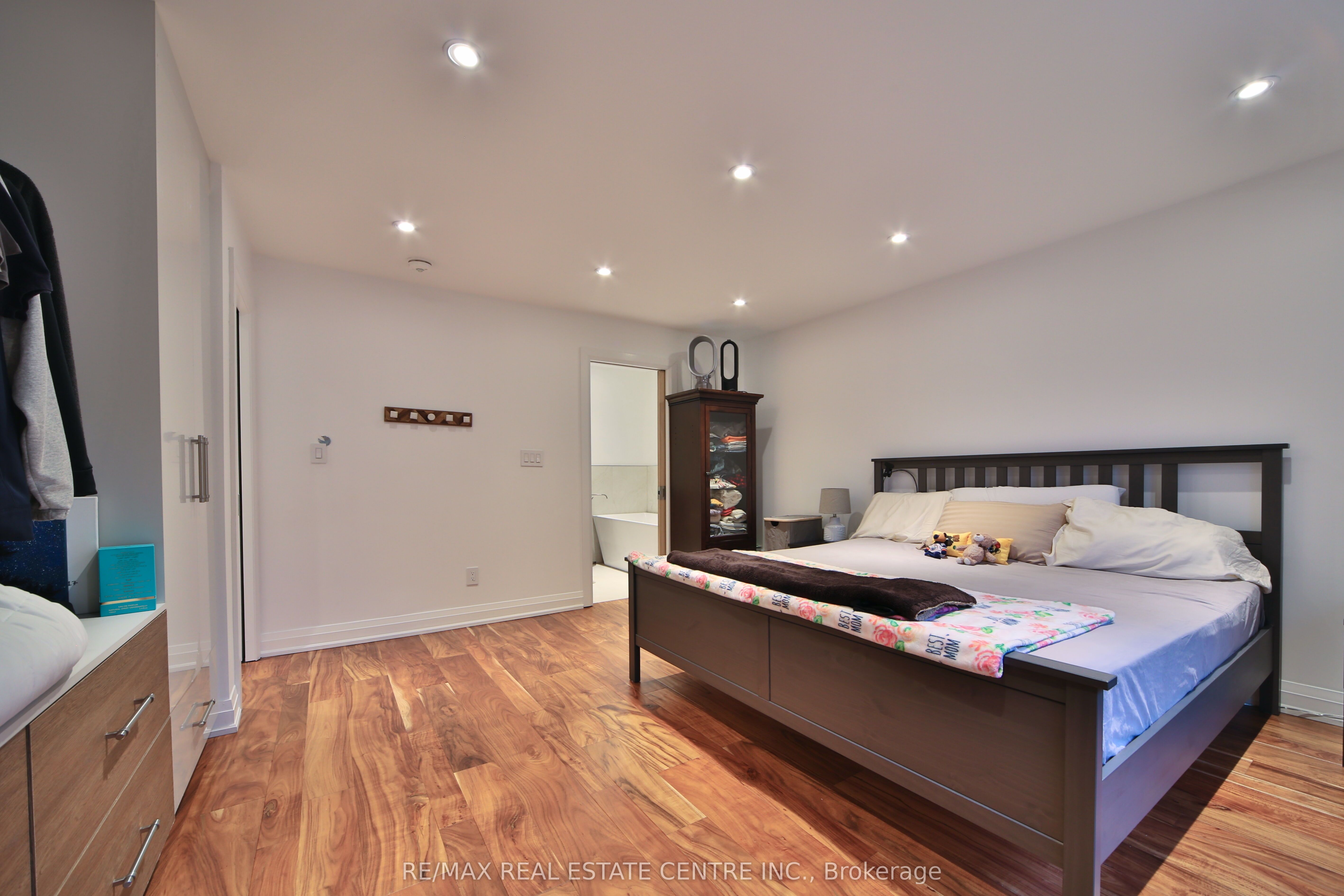 3158 Valmarie Avenue Property Photo 24