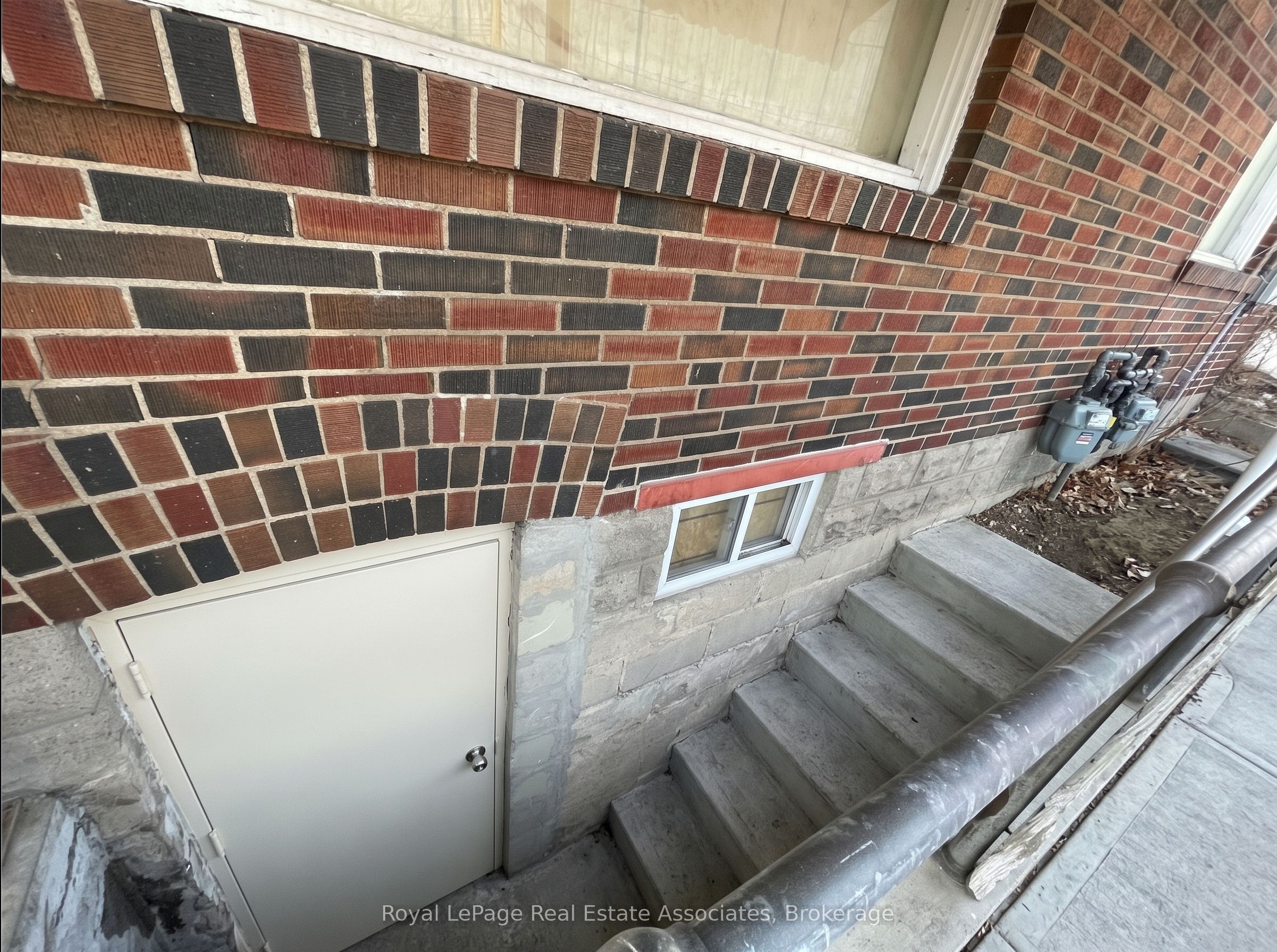 11 Stavebank Road N Property Photo 6