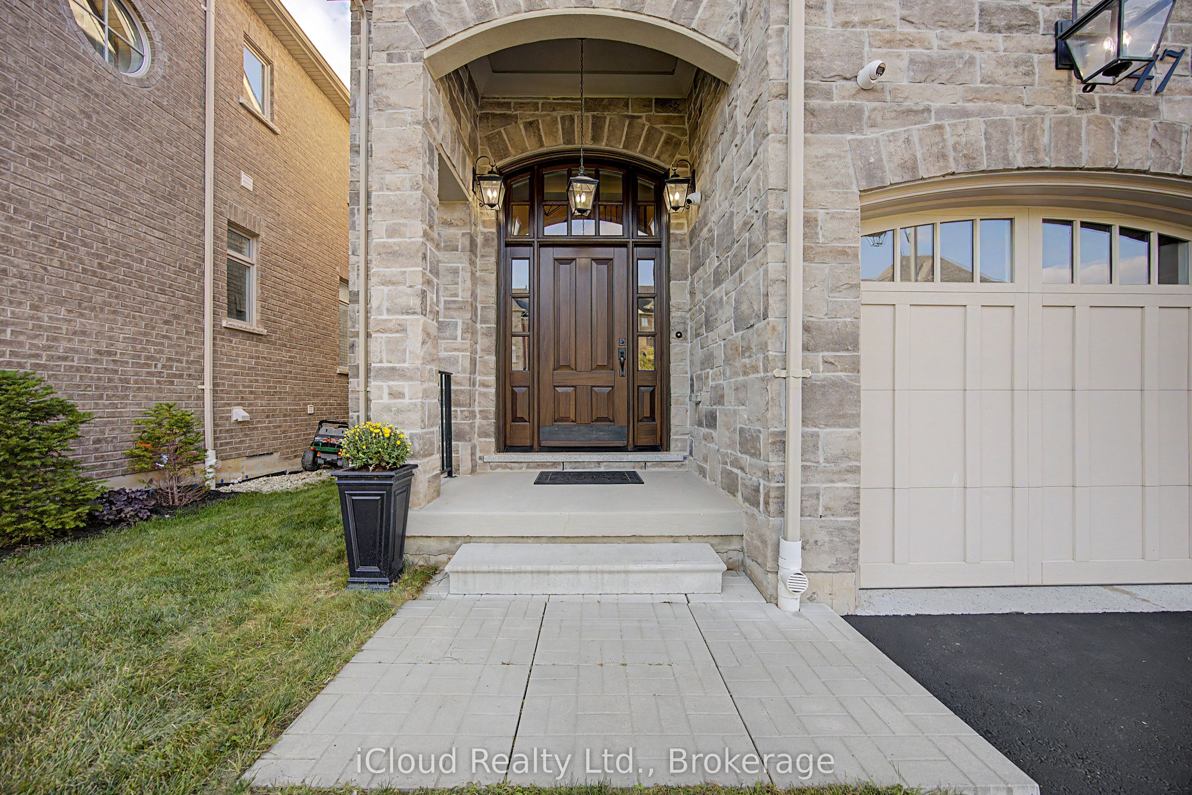47 West Branch Drive Property Photo 3