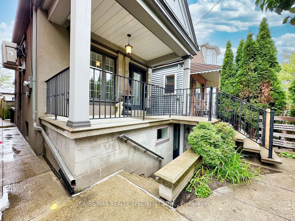 252 Earlscourt Avenue Property Photo 3