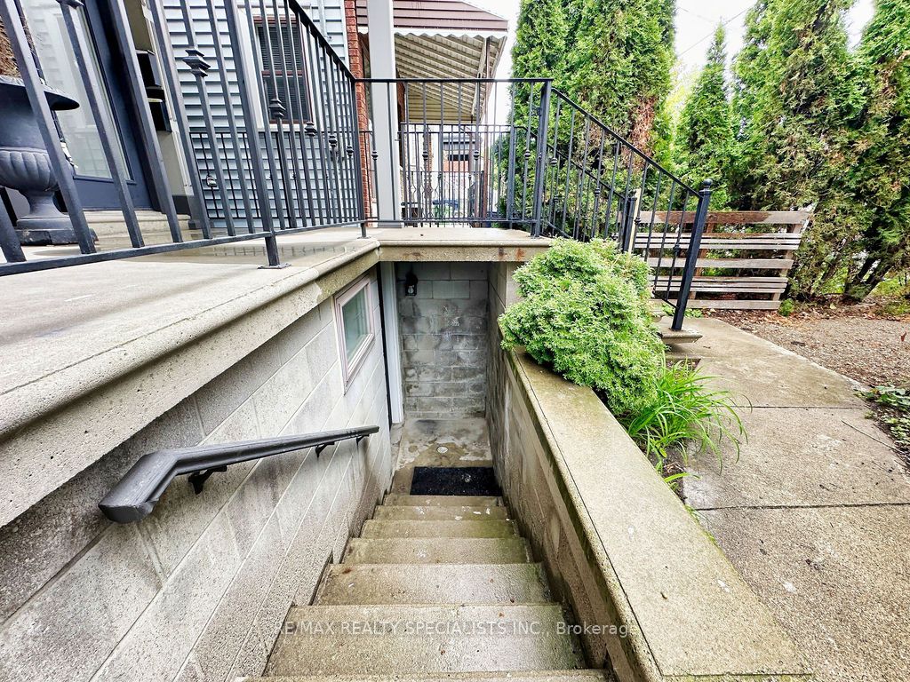 252 Earlscourt Avenue Property Photo 4