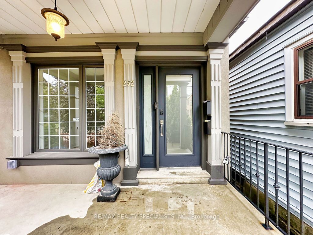 252 Earlscourt Avenue Property Photo 5