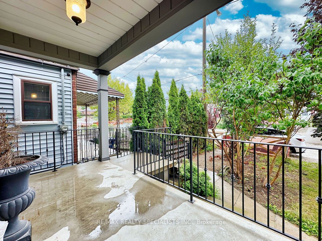 252 Earlscourt Avenue Property Photo 6