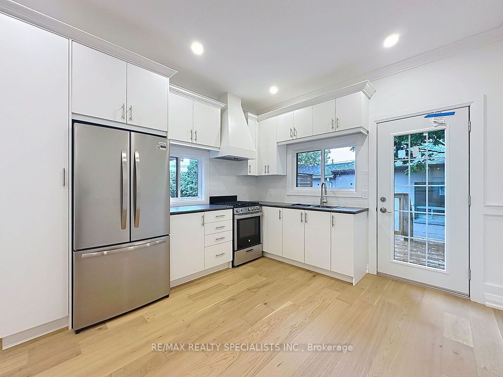 252 Earlscourt Avenue Property Photo 10