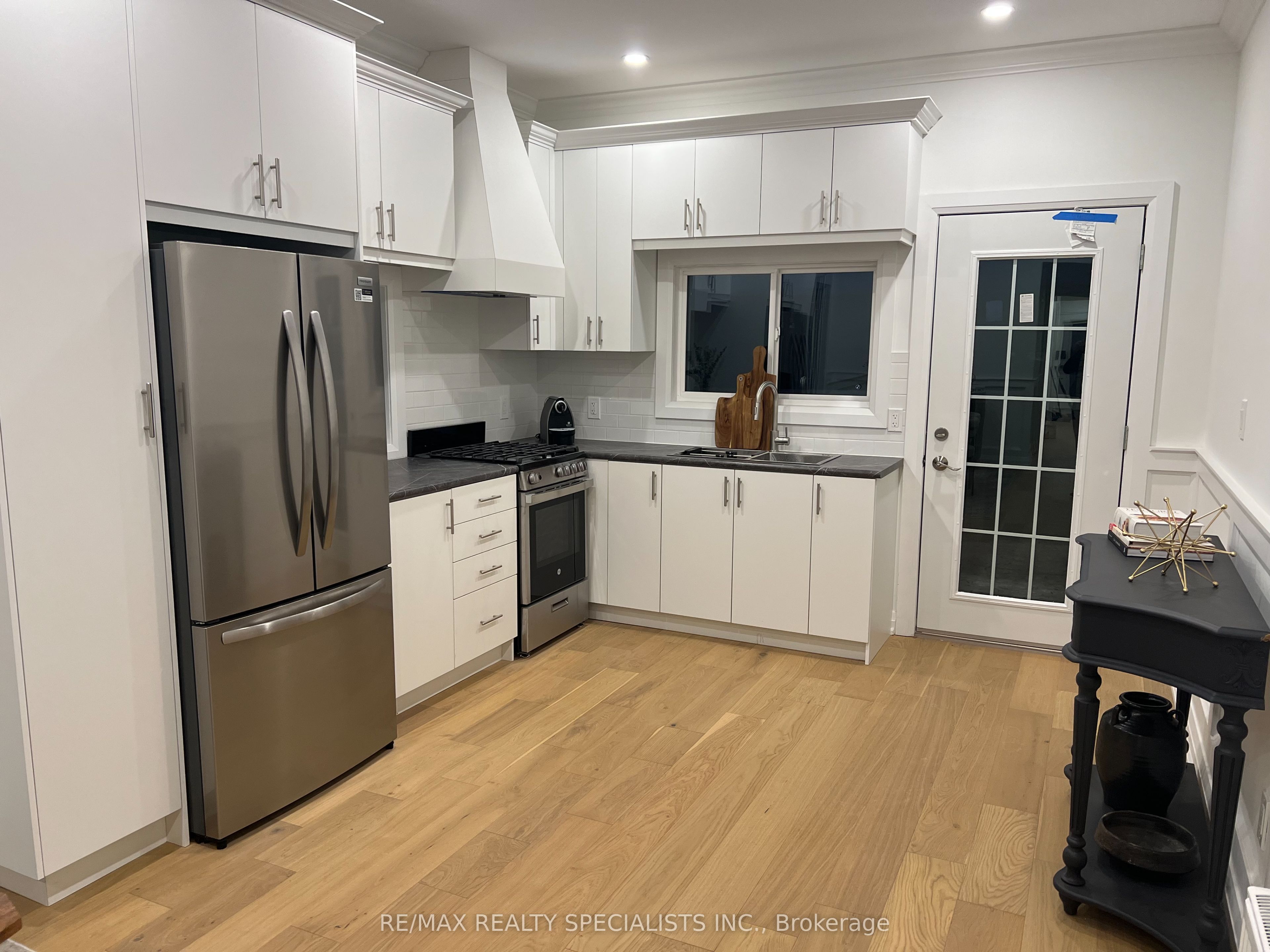 252 Earlscourt Avenue Property Photo 15