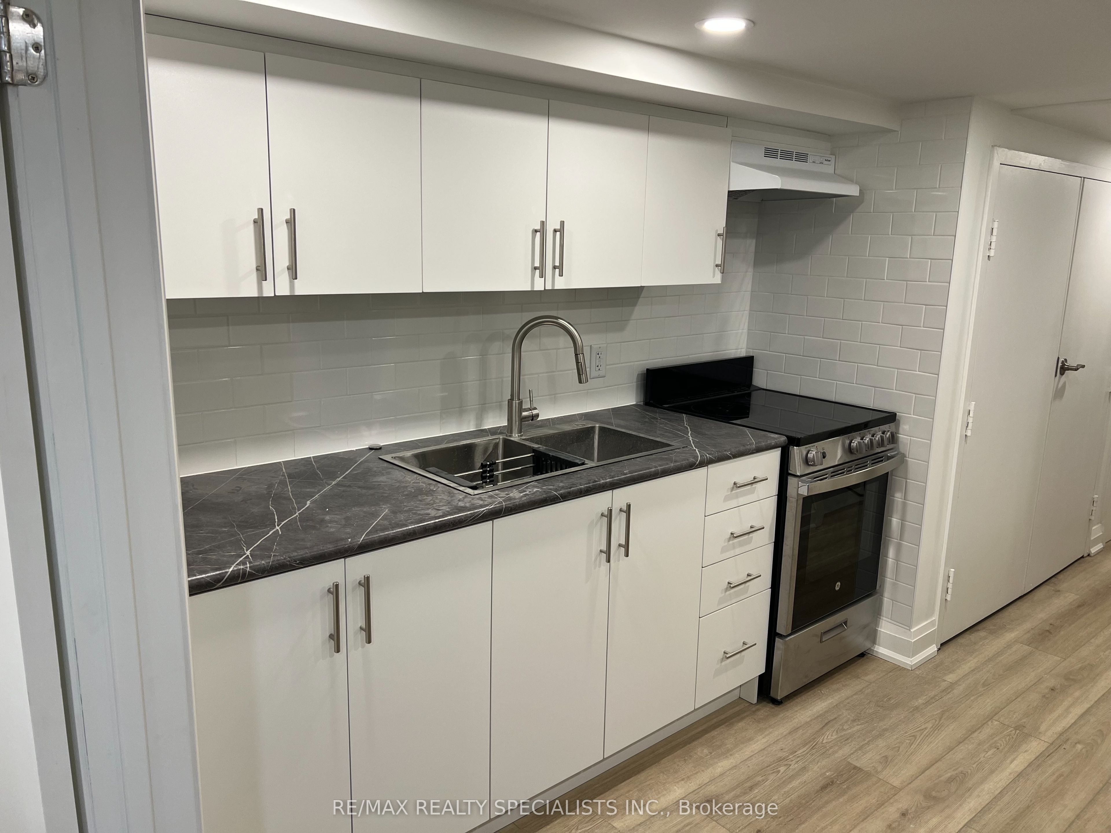 252 Earlscourt Avenue Property Photo 28