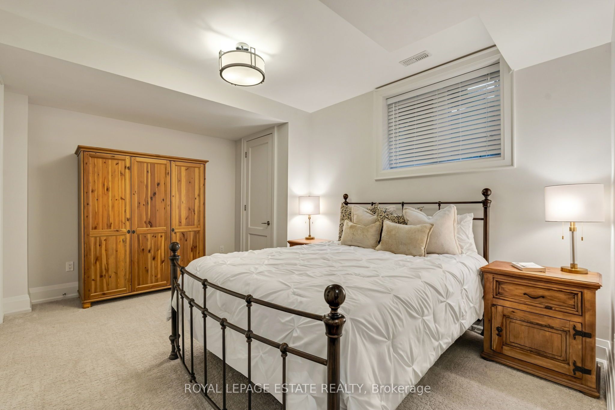 412 Saville Crescent Property Photo 34