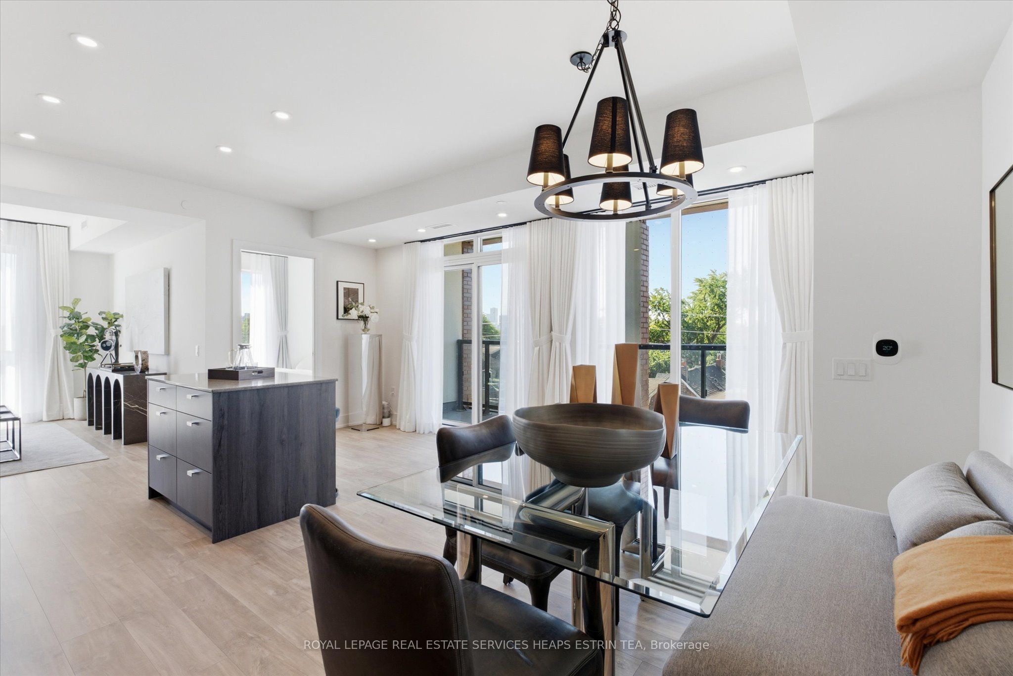858 Dupont Street 328