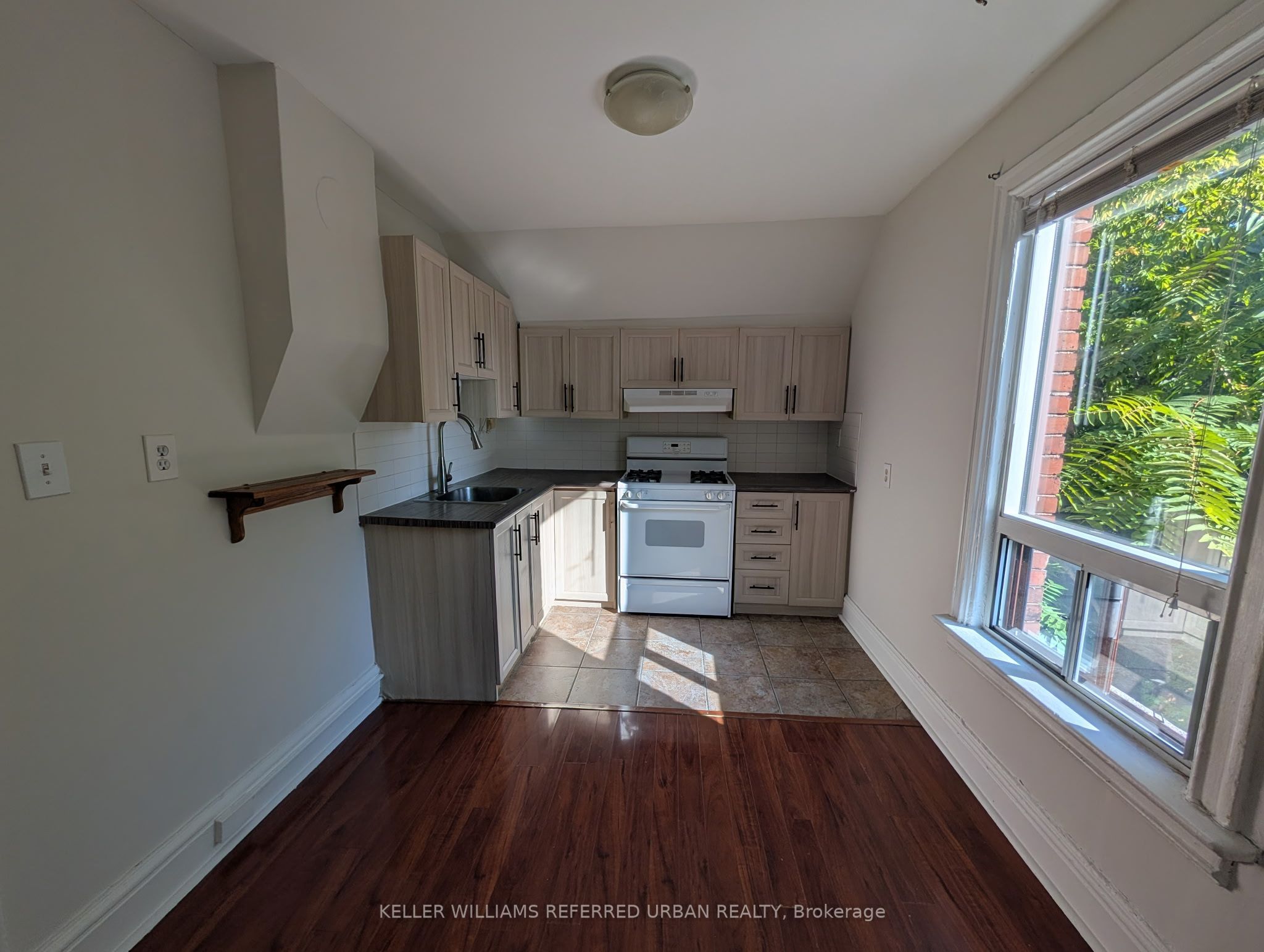 591 Jane Street Upper Property Photo 2