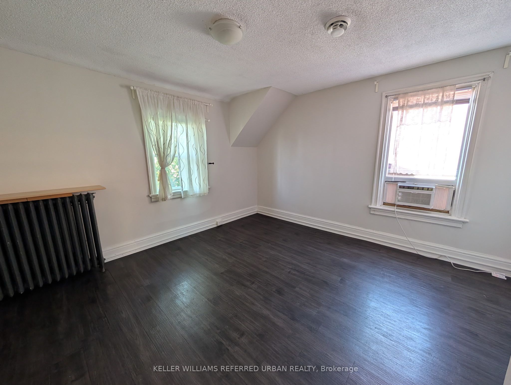 591 Jane Street Upper Property Photo 4