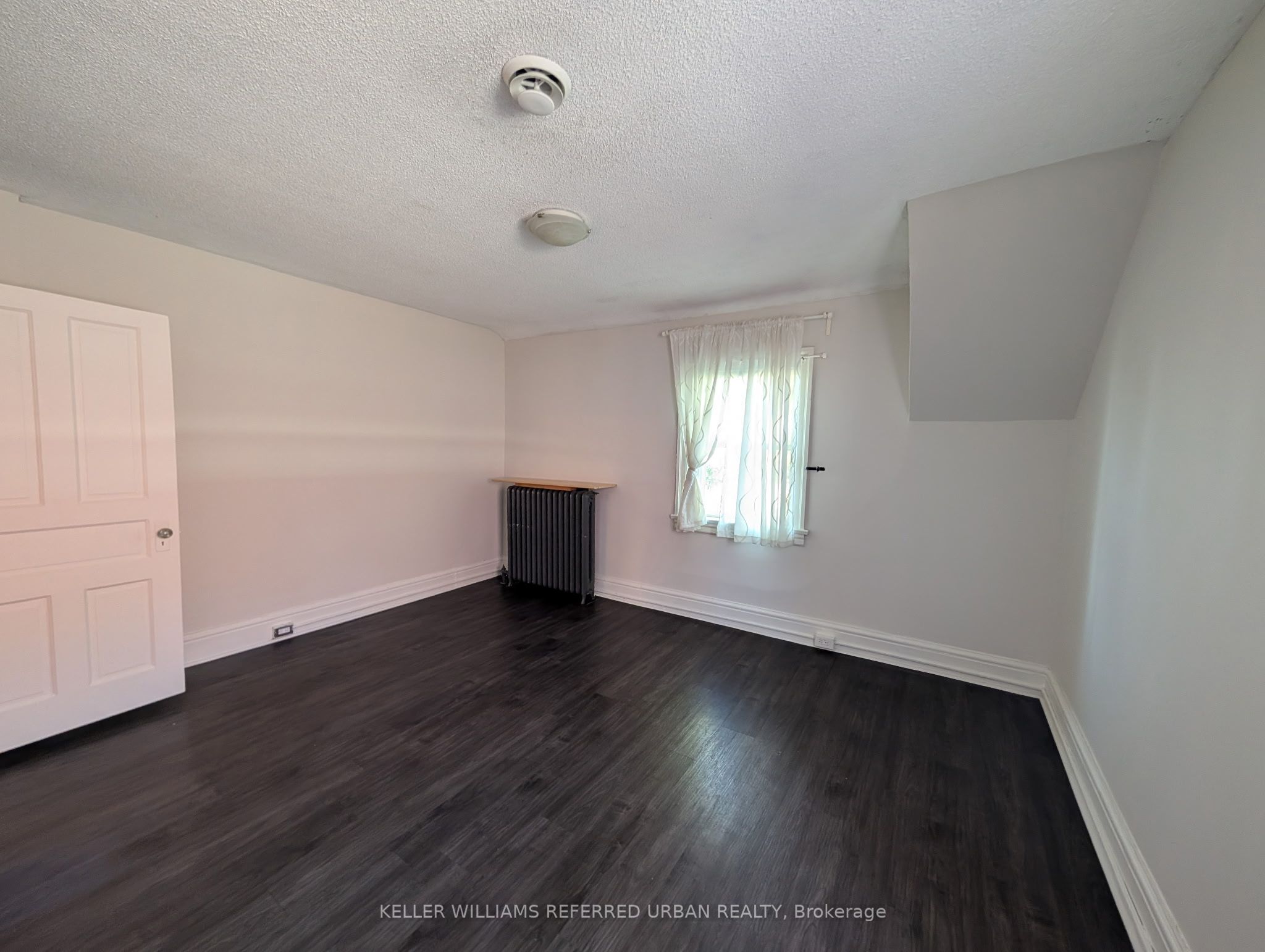 591 Jane Street Upper Property Photo 5