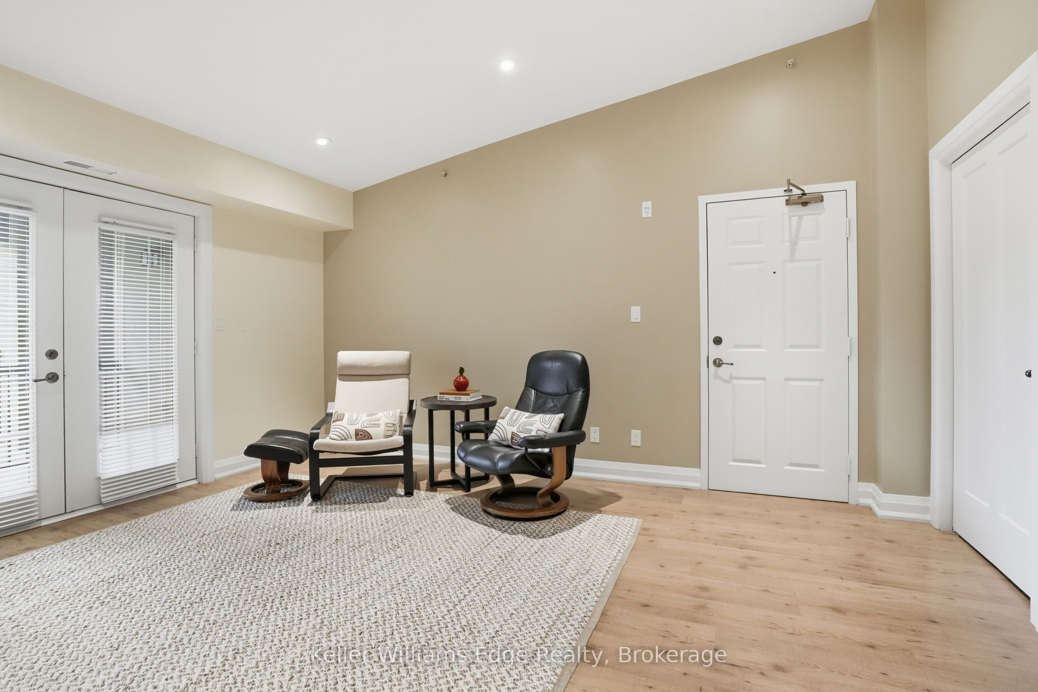 2075 Appleby Line 406 Property Photo 5
