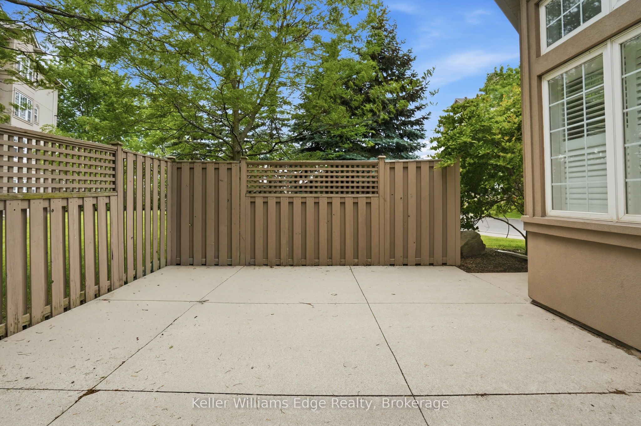 2075 Appleby Line 406 Property Photo 27