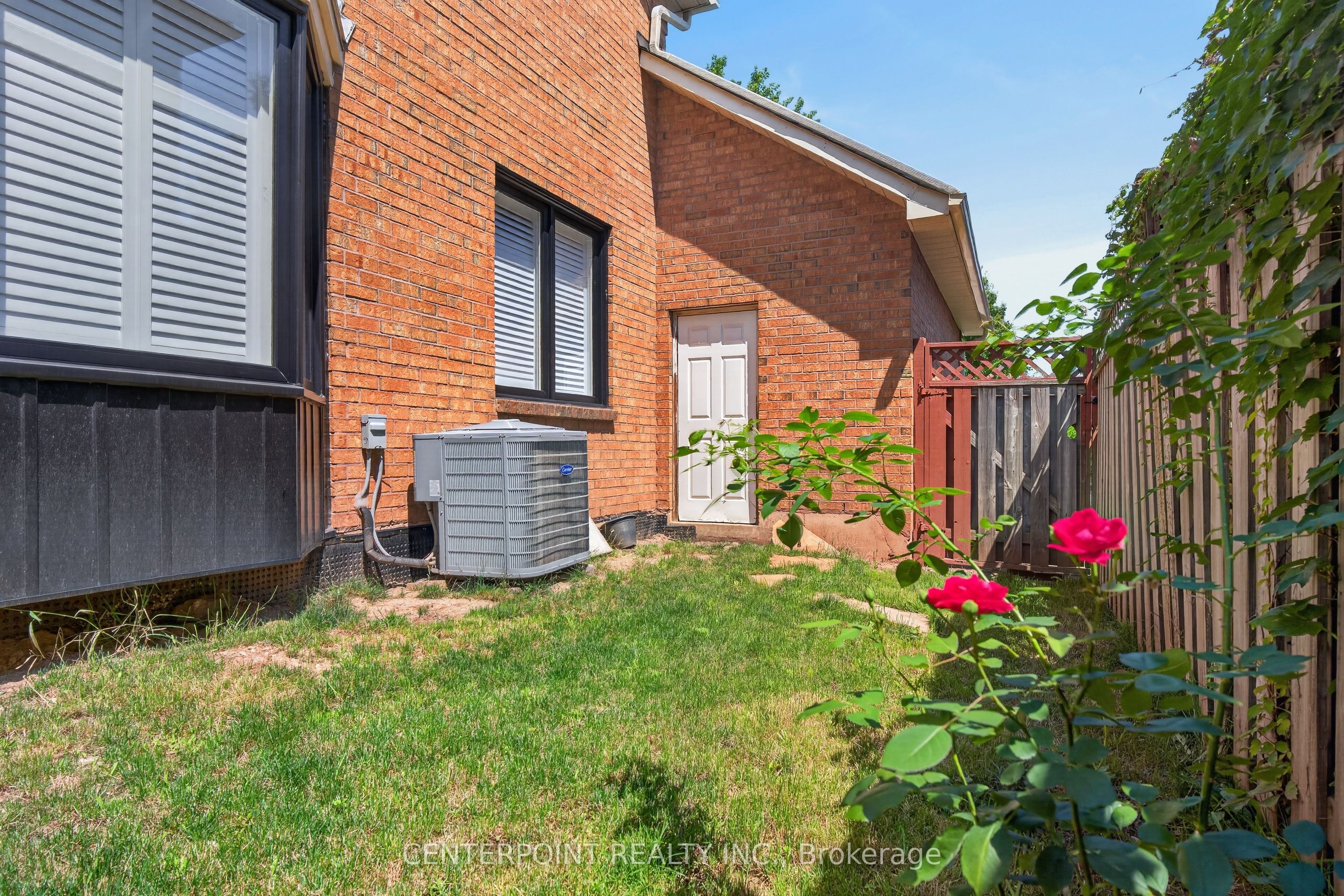 1073 Grandeur Crescent Property Photo 39