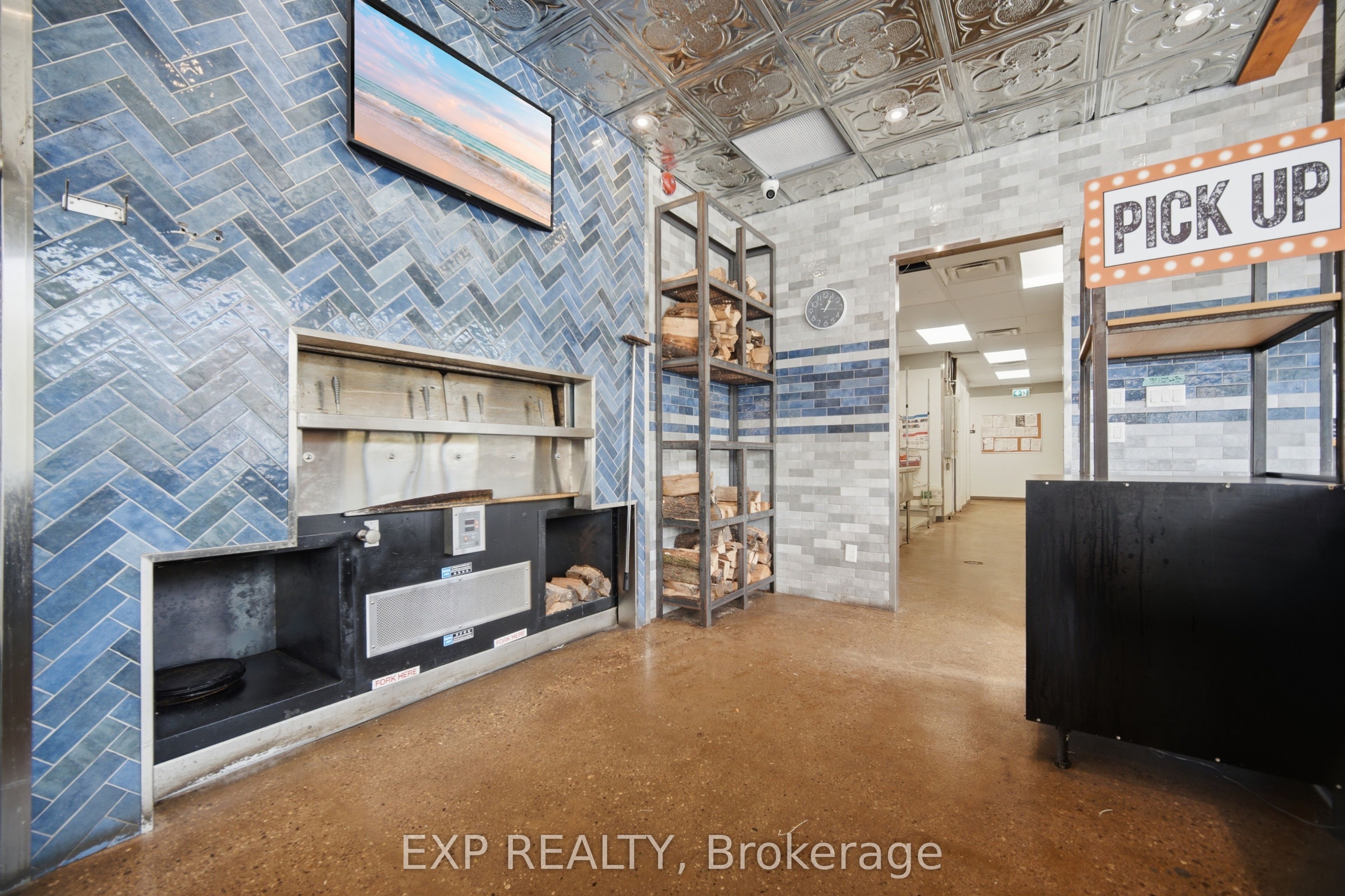 230 Lakeshore Road E Corner Property Photo 18