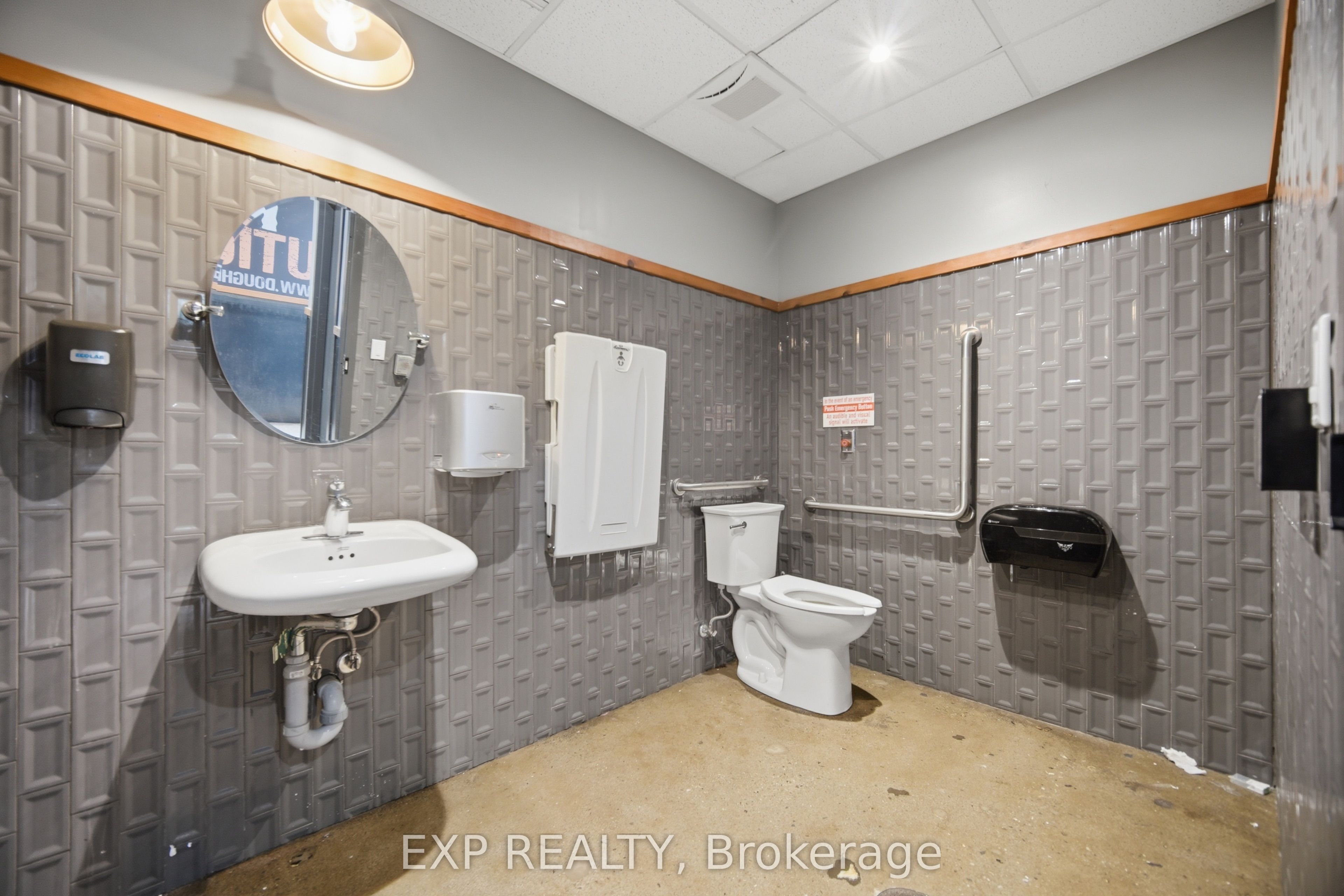 230 Lakeshore Road E Corner Property Photo 39