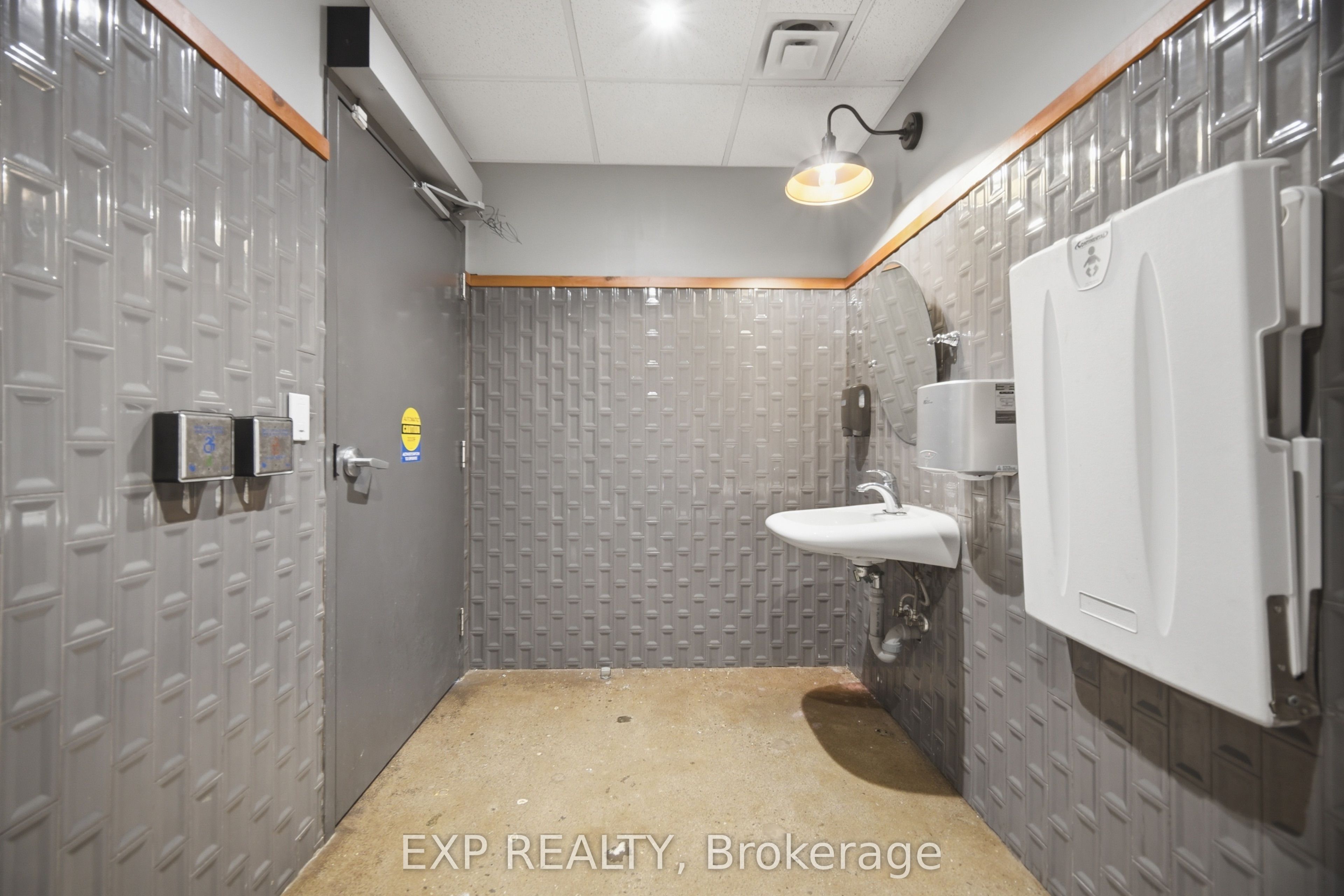 230 Lakeshore Road E Corner Property Photo 40