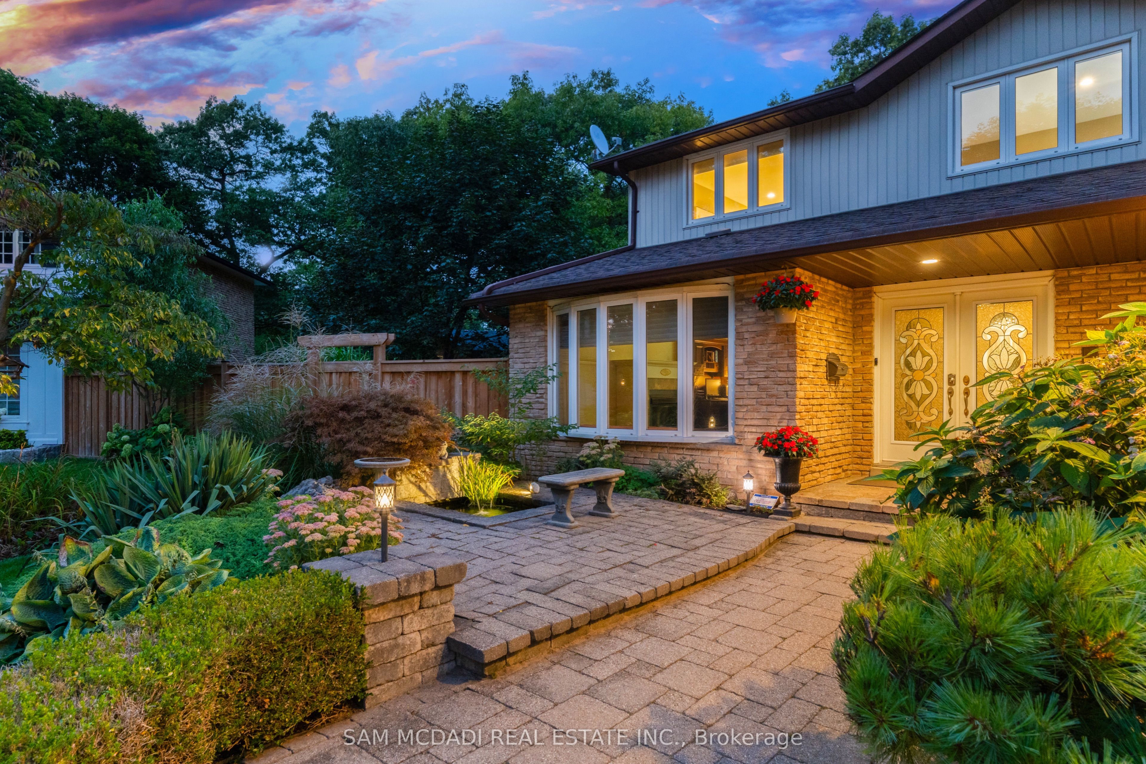 1664 Howat Crescent Property Photo 2