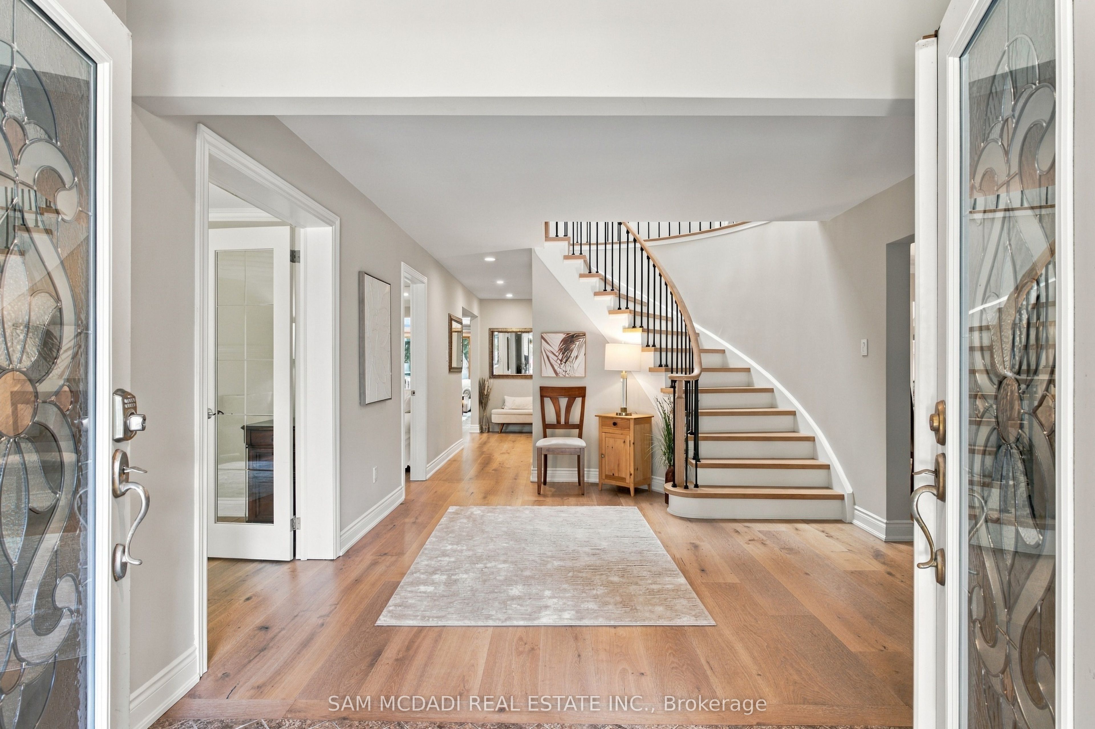 1664 Howat Crescent Property Photo 4