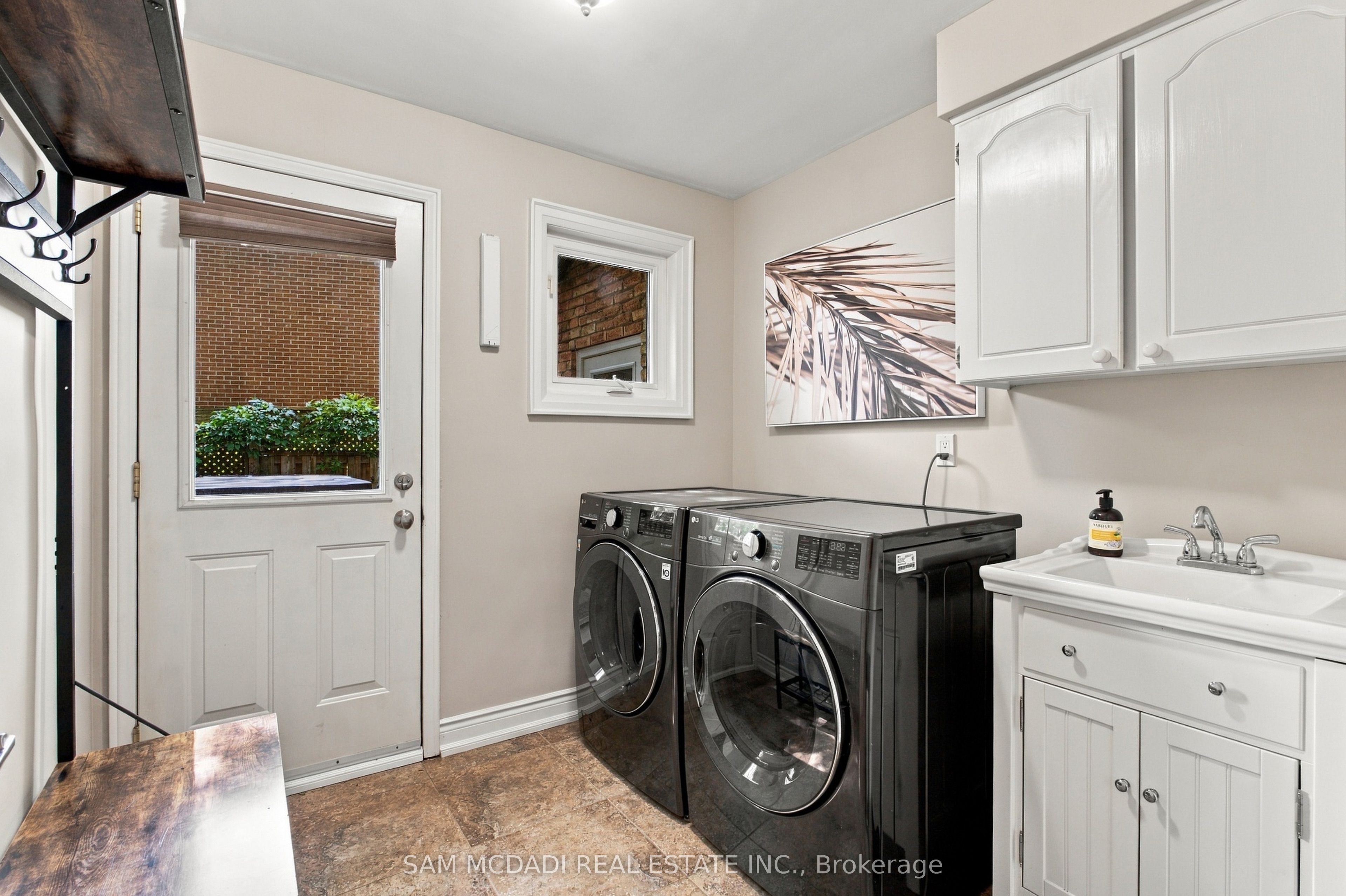 1664 Howat Crescent Property Photo 6