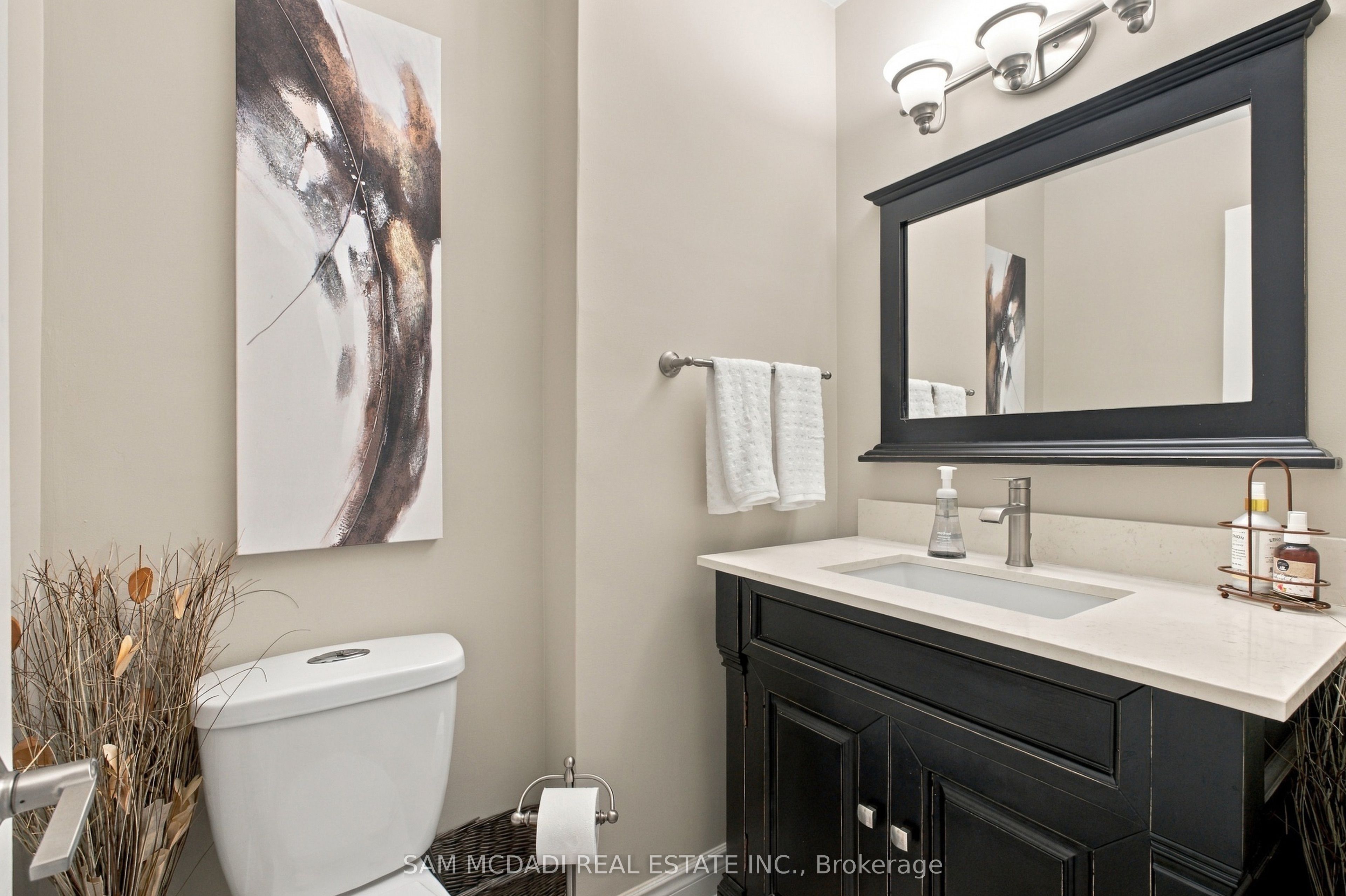 1664 Howat Crescent Property Photo 7