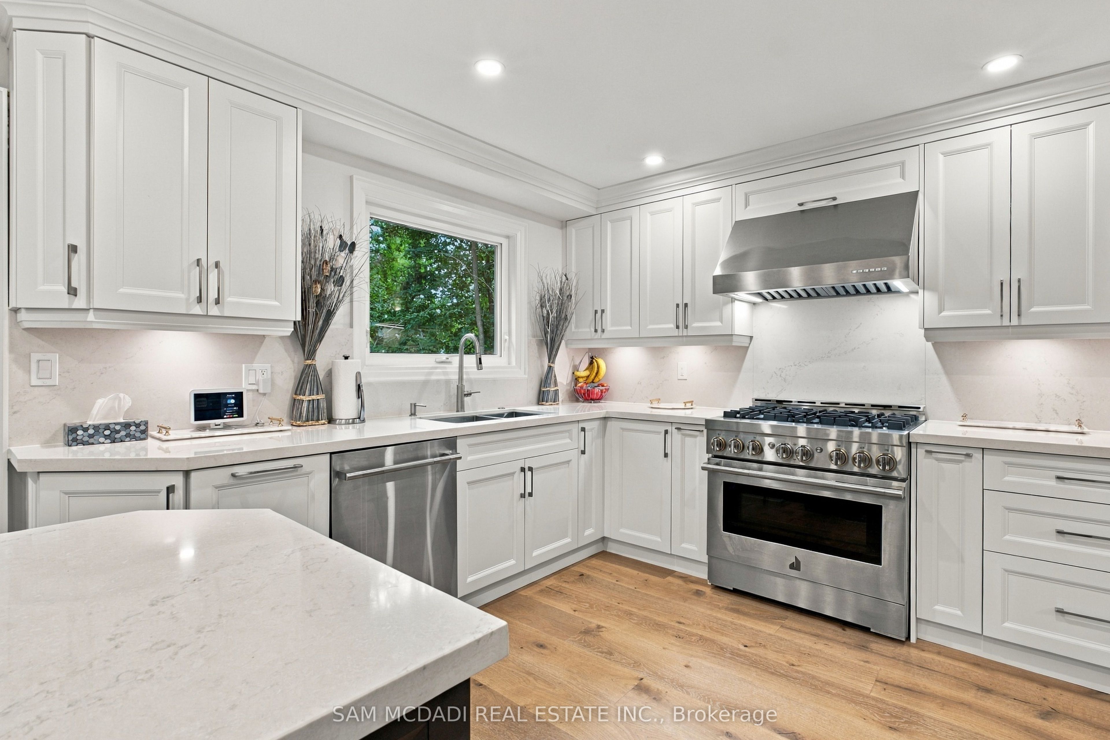 1664 Howat Crescent Property Photo 15