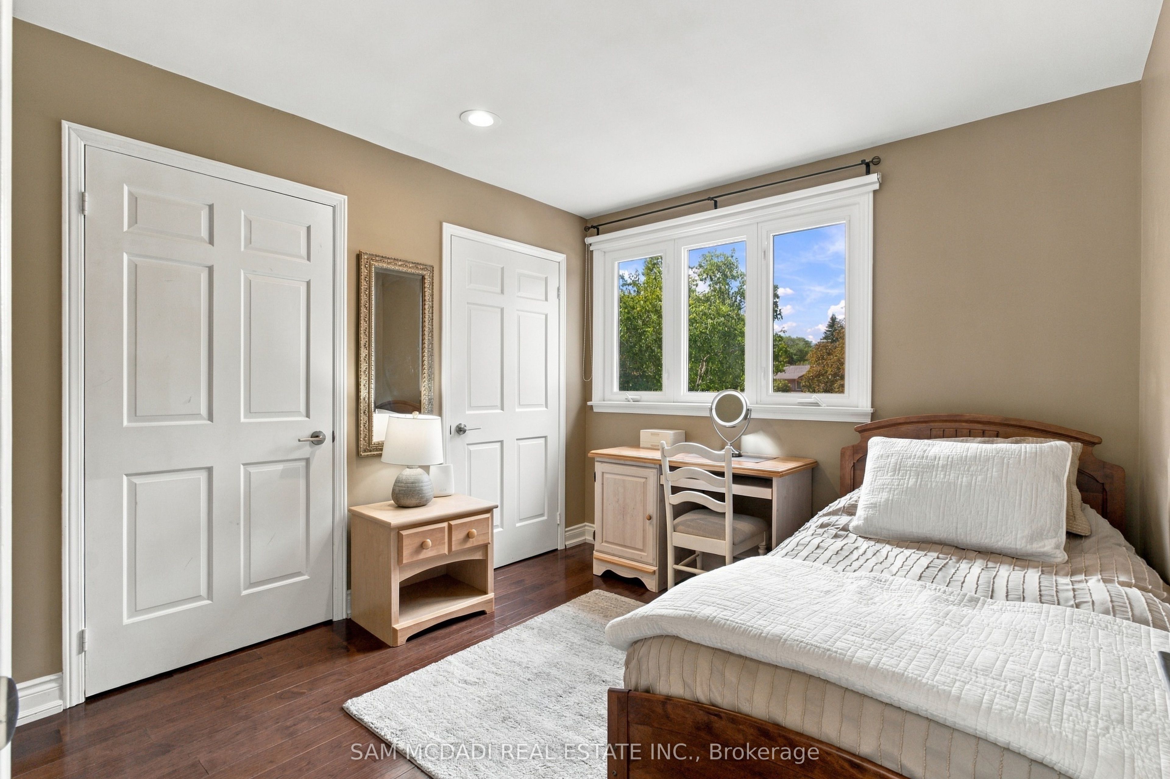 1664 Howat Crescent Property Photo 19