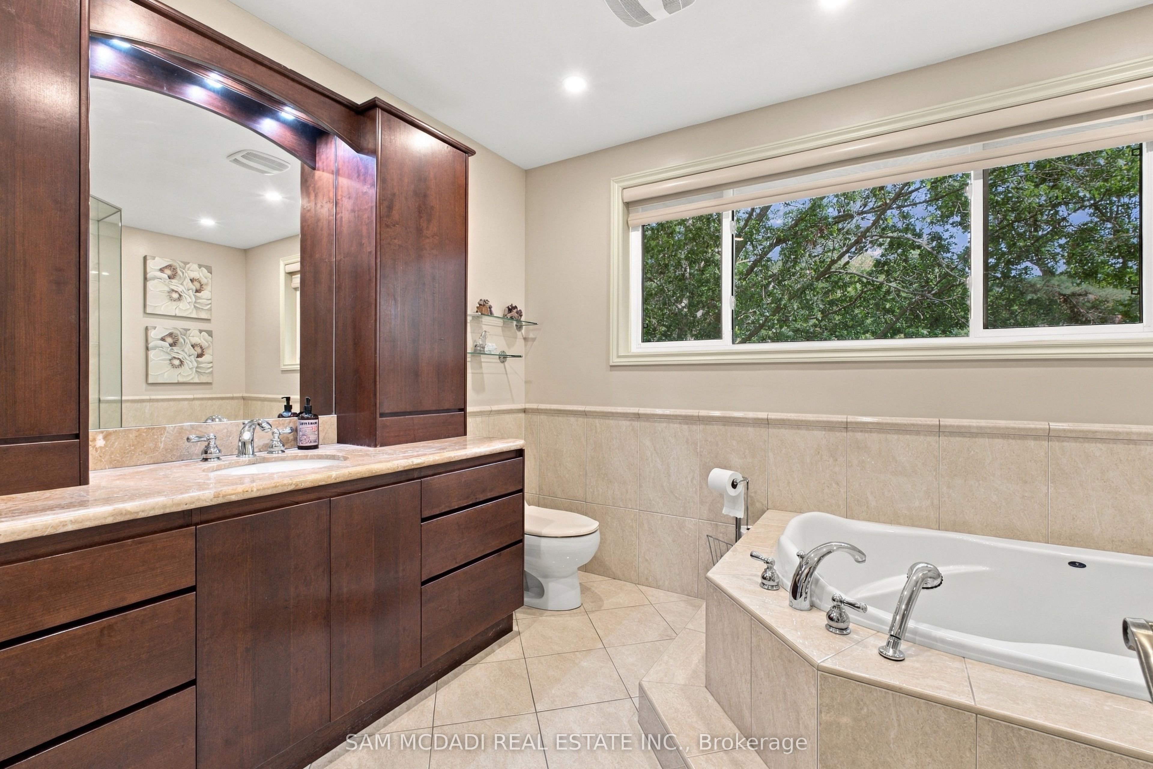1664 Howat Crescent Property Photo 25