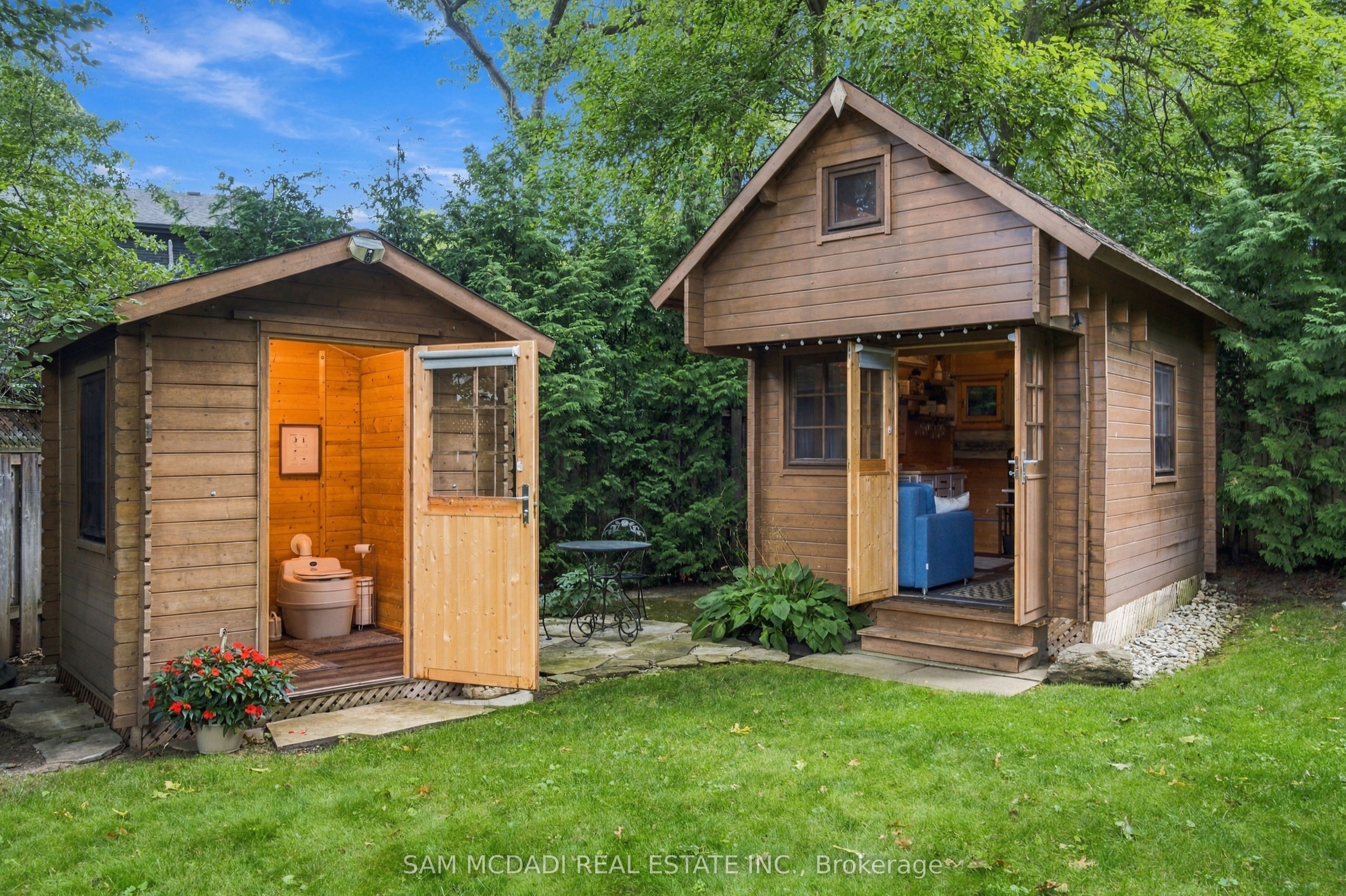 1664 Howat Crescent Property Photo 34